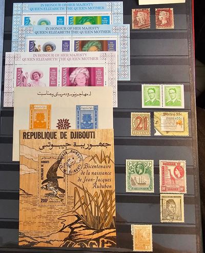 Filatelia - Esteri. Interessante Lotto di Numerosi Francobolli in 16 Pagine. in Album Cartonato.