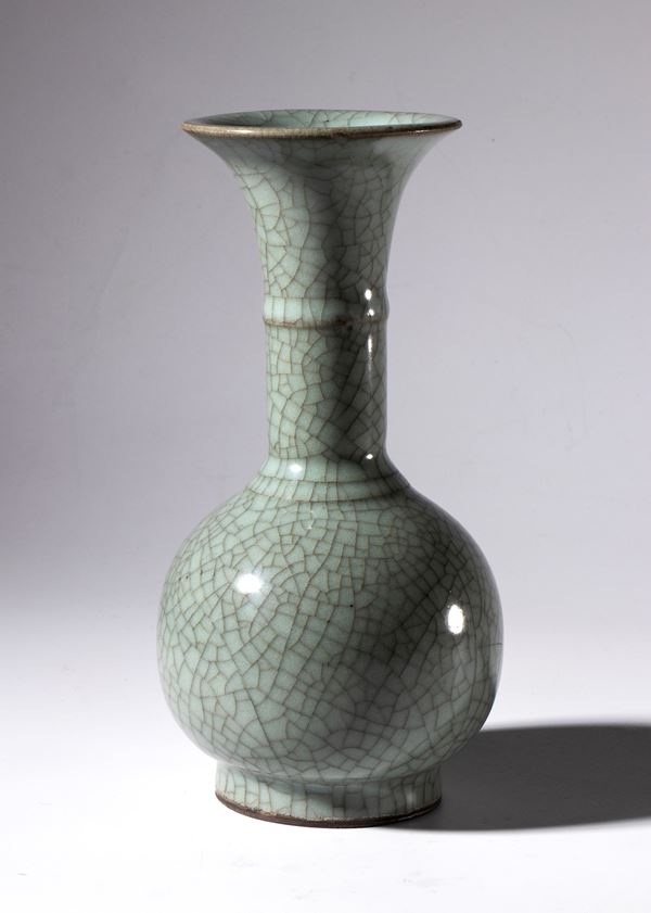 A crackled celadon glaze vase. China, 20th century.