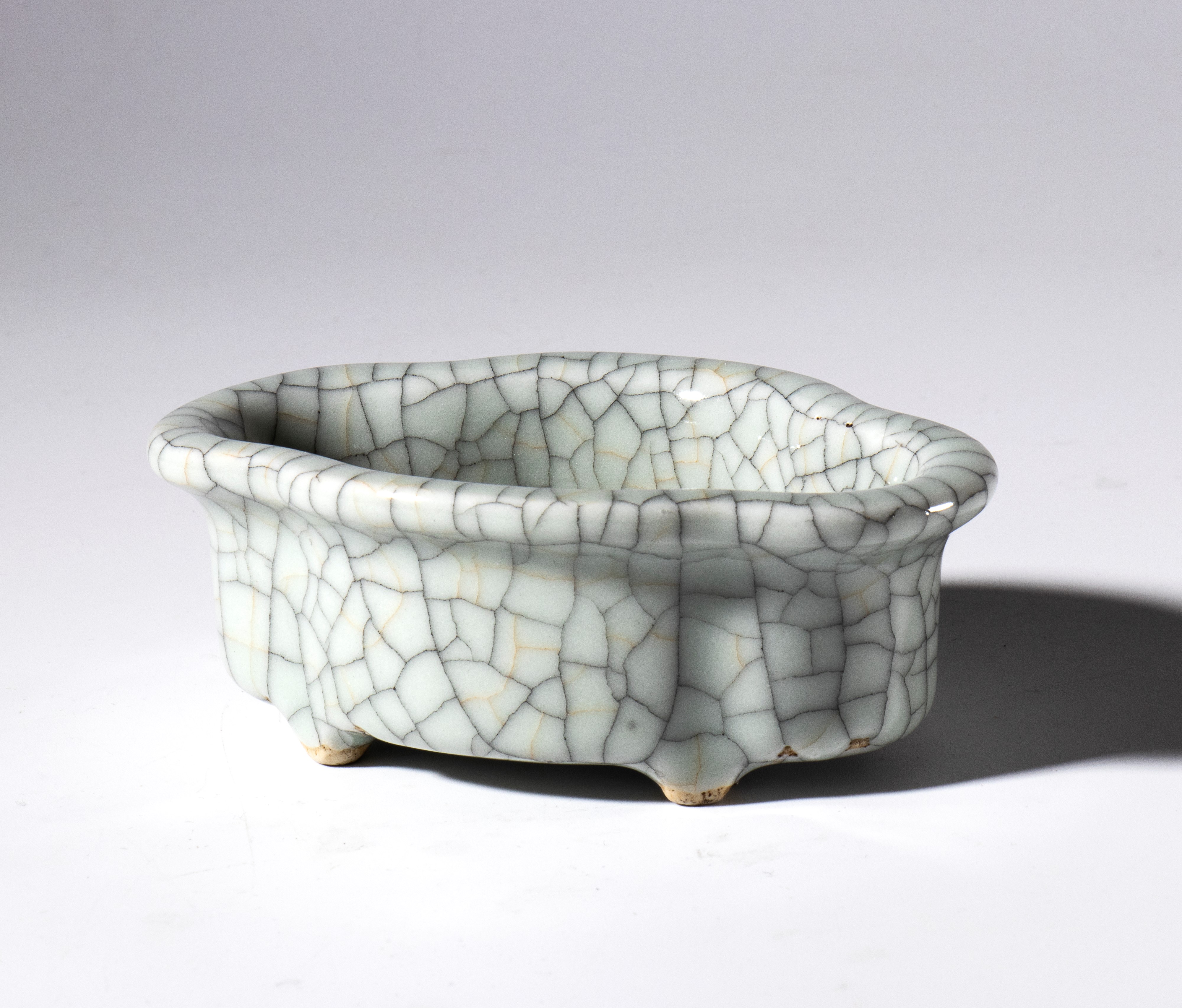 Piccola vaschetta in porcellana a smalto celadon craquelé. Cina, XX secolo