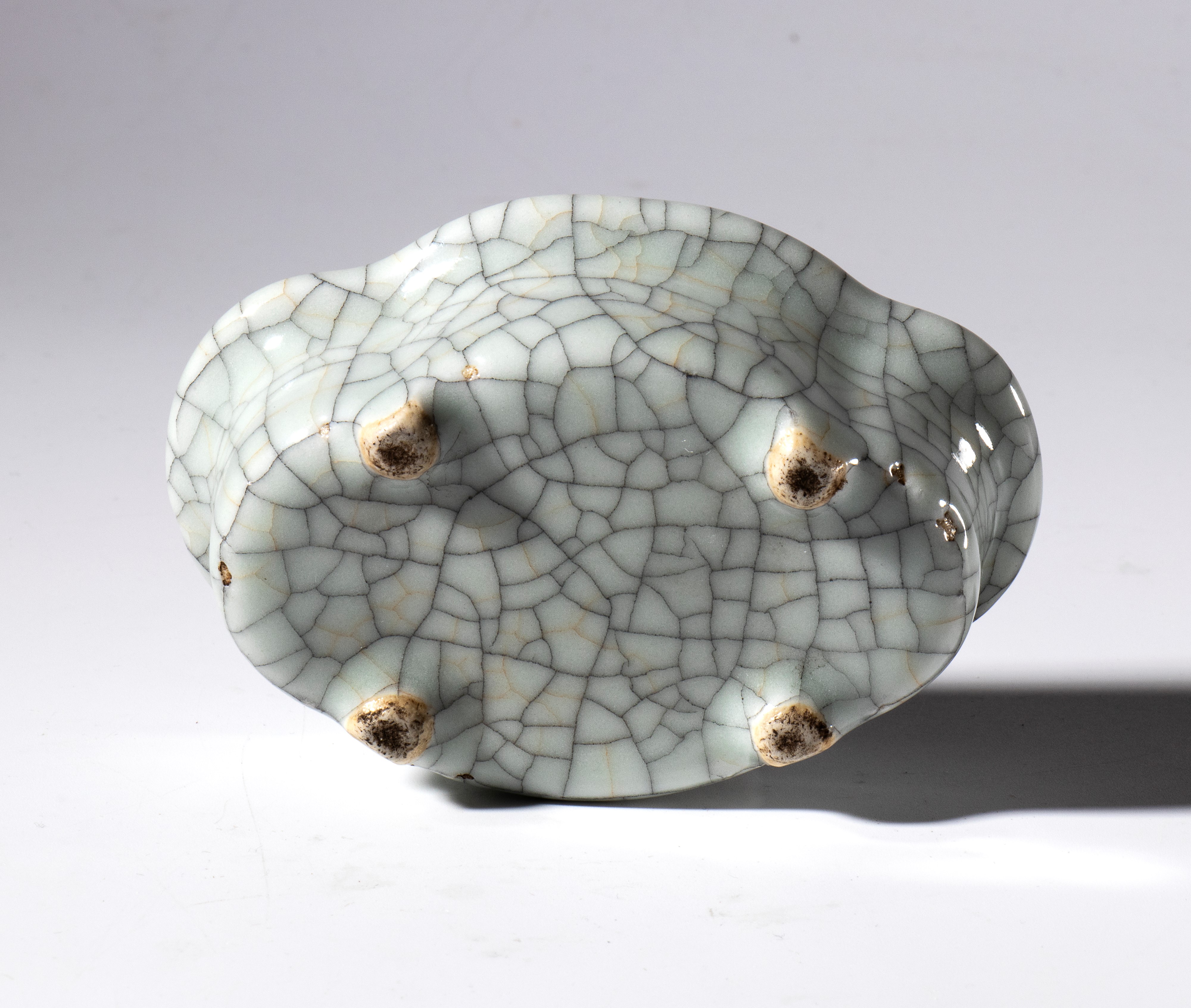 Piccola vaschetta in porcellana a smalto celadon craquelé. Cina, XX secolo