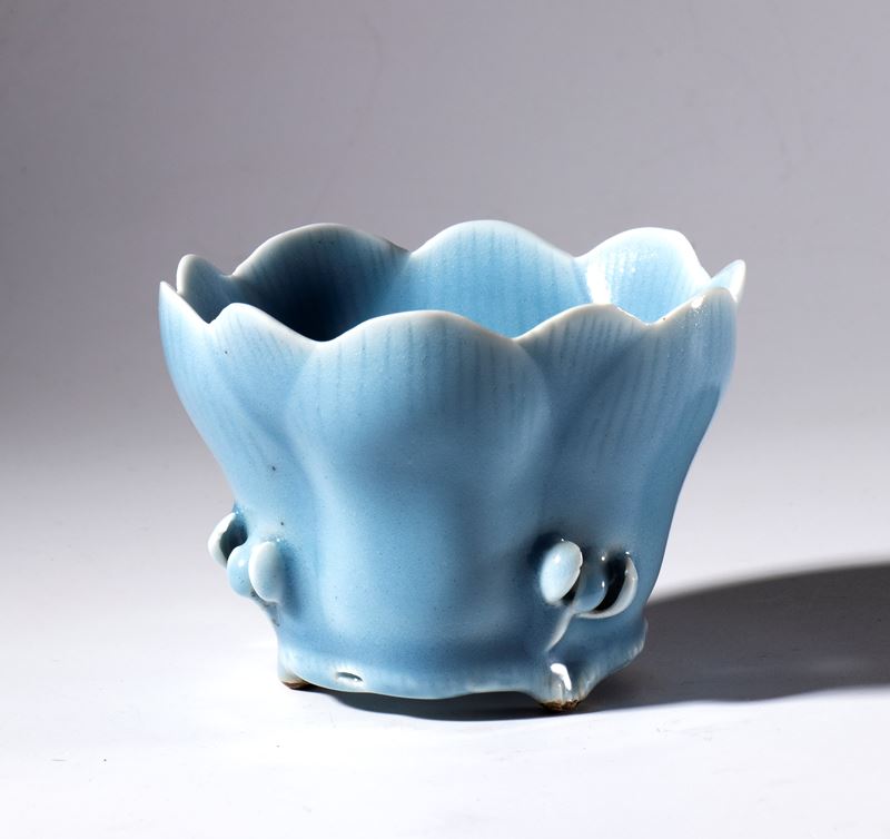 Coppetta a forma di fiore di magnolia in porcellana a smalto azzurro. Cina, XX secolo