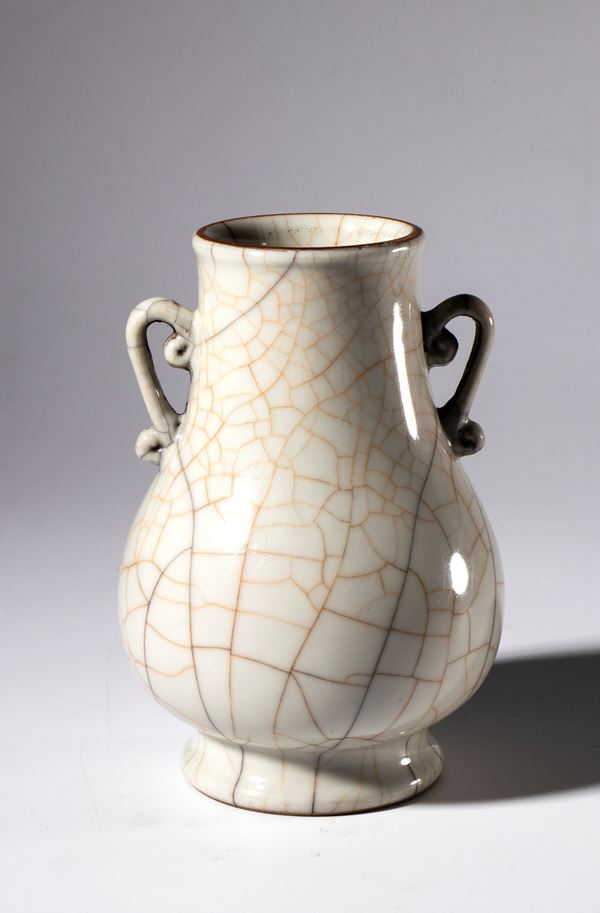 A small Ge enamel vase with double handles. China, 20th century.