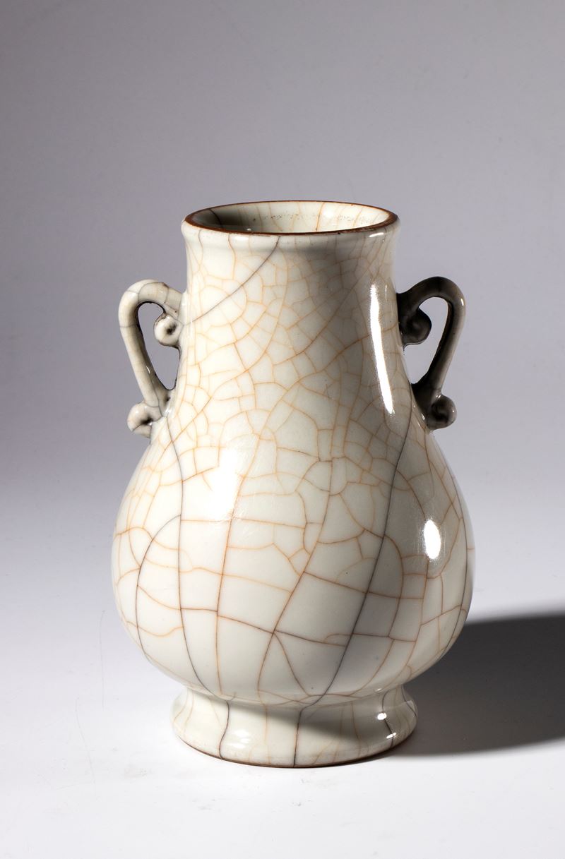 Piccolo vaso a smalto Ge con doppi manici. Cina, XX secolo