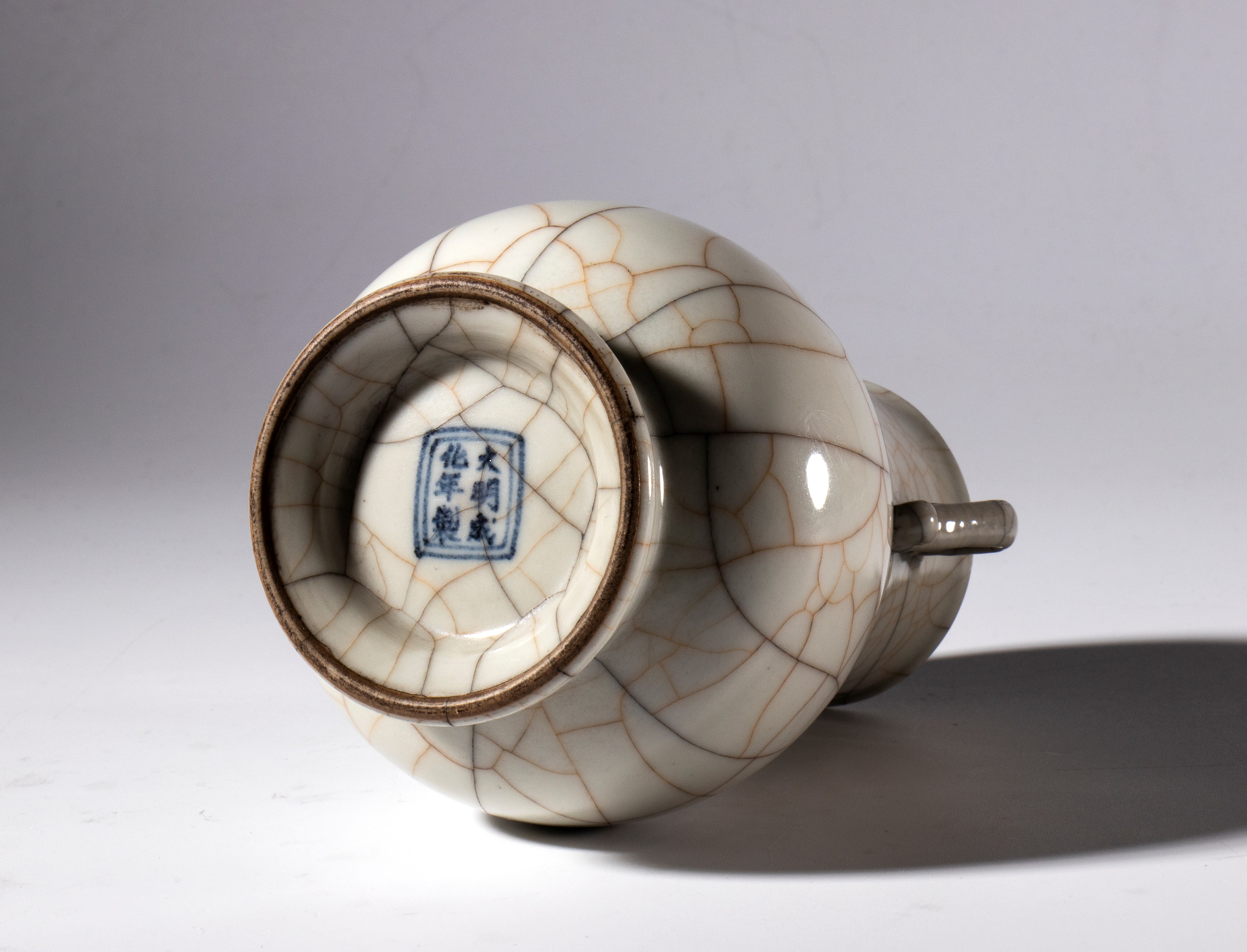 Piccolo vaso a smalto Ge con doppi manici. Cina, XX secolo