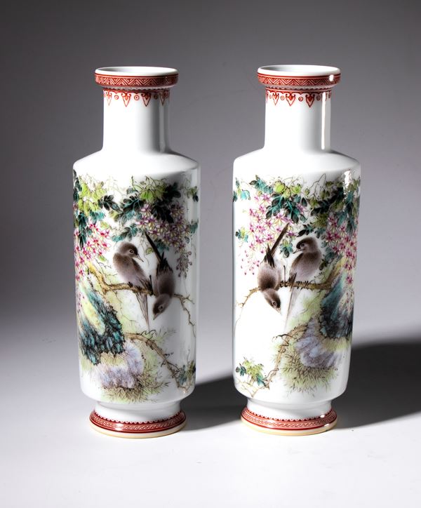 A pair of porcelain vases depicting magpies in a natural landscape. China, 20th century.