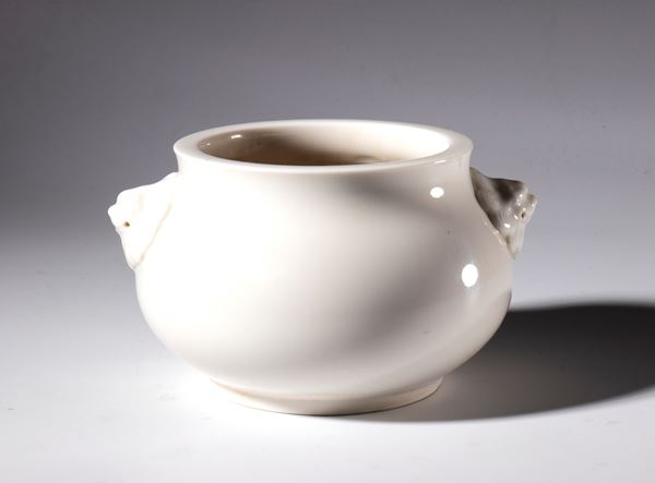 White porcelain bowl with lion-head handles. China, 20th century.