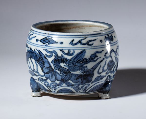 A blue and white porcelain tripod vase decorated with dragon figures. China, 20th century.