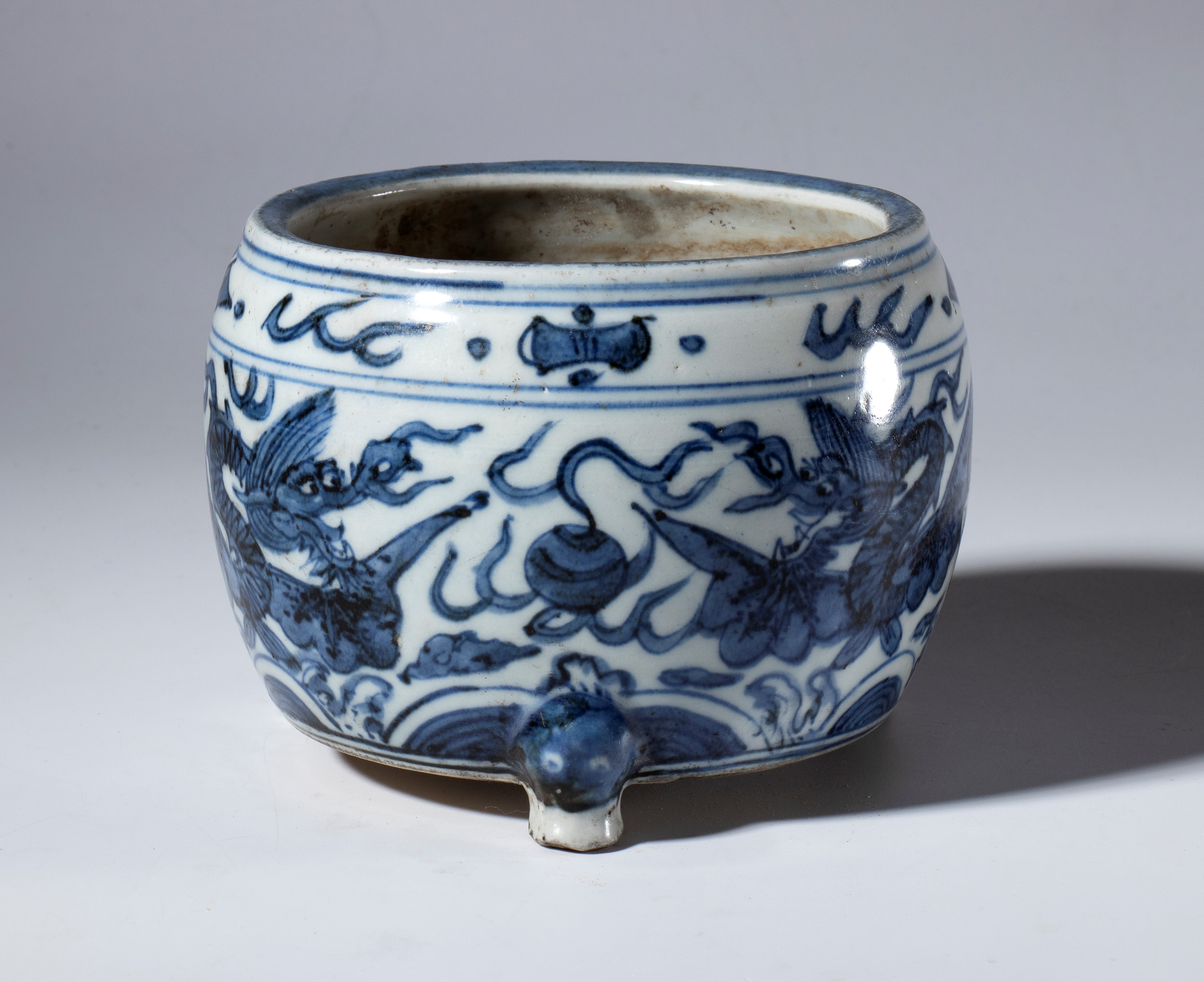 Vaso tripode in porcellana bianca e blu decorato con figure di draghi. Cina, XX secolo