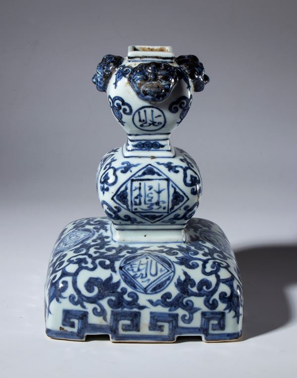 A blue and white porcelain candlestick with schematic decorations and medallions with Arabic inscriptions. China, Qing Dynasty (1644–1912), late 19th century.