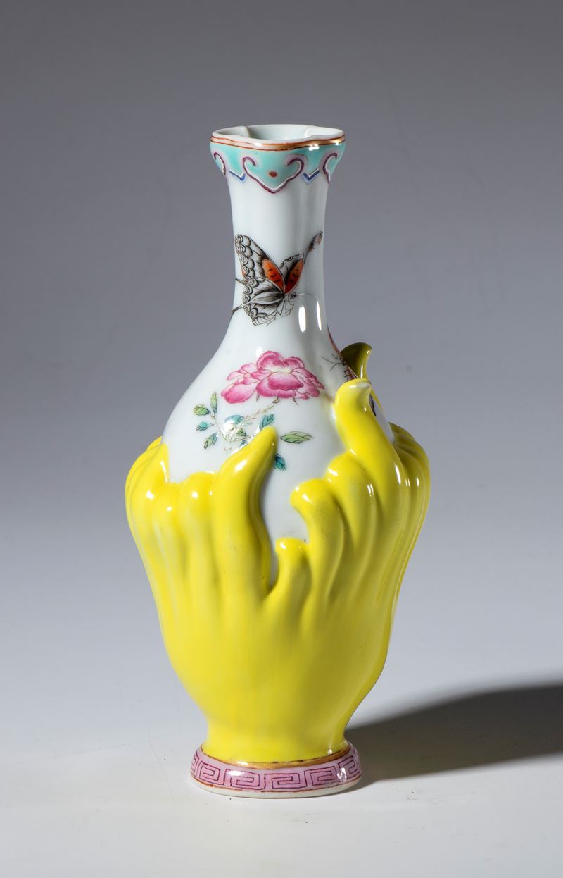 Vasetto in porcellana dipinto con fiori e farfalle. Il corpo del vaso ricorda il frutto dell'albe...