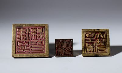Gruppo di tre sigilli in metallo, Cina, XIX secolo
