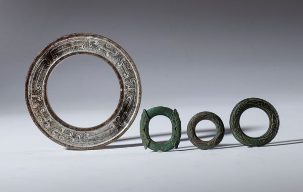 A lot of four BI discs, one in engraved nephrite jade and three in archaic-style metal. China, 20th century.