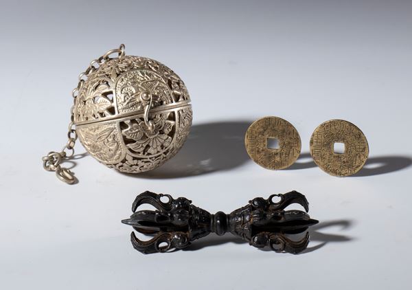 Lot comprising a silver-plated metal gyroscope sphere, two hand-engraved Kangxi Tongbao coins, and a copper alloy vajra. China, 20th century.