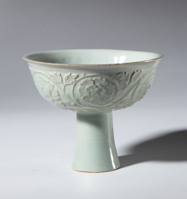 Coppa a stelo in ceramica Qingbai decorata a stampo con motivi floreali e smalto celadon. Cina, dinastia Song (960-1269)