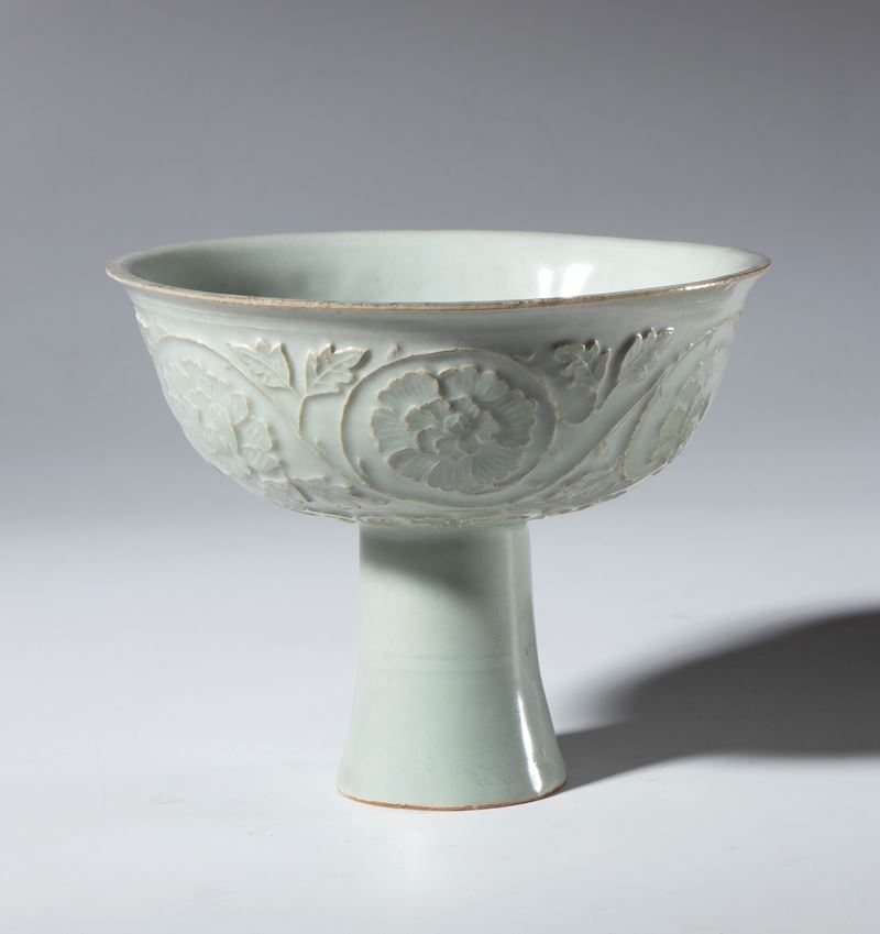 Coppa a stelo in ceramica Qingbai decorata a stampo con motivi floreali e smalto celadon. Cina, d...