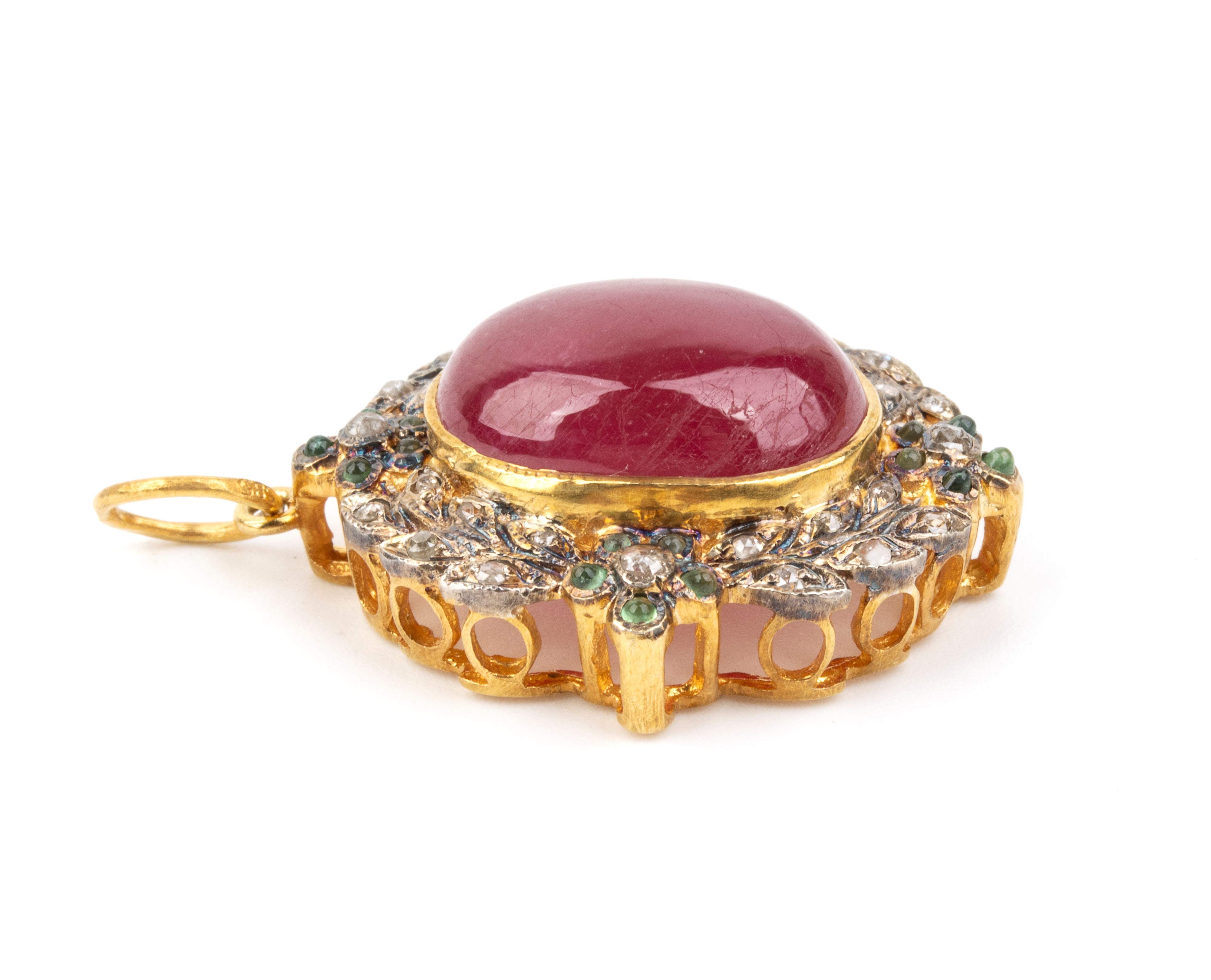 Pendente in argento dorato con rubino, diamanti e smeraldi, cabochon e pietre incastonate