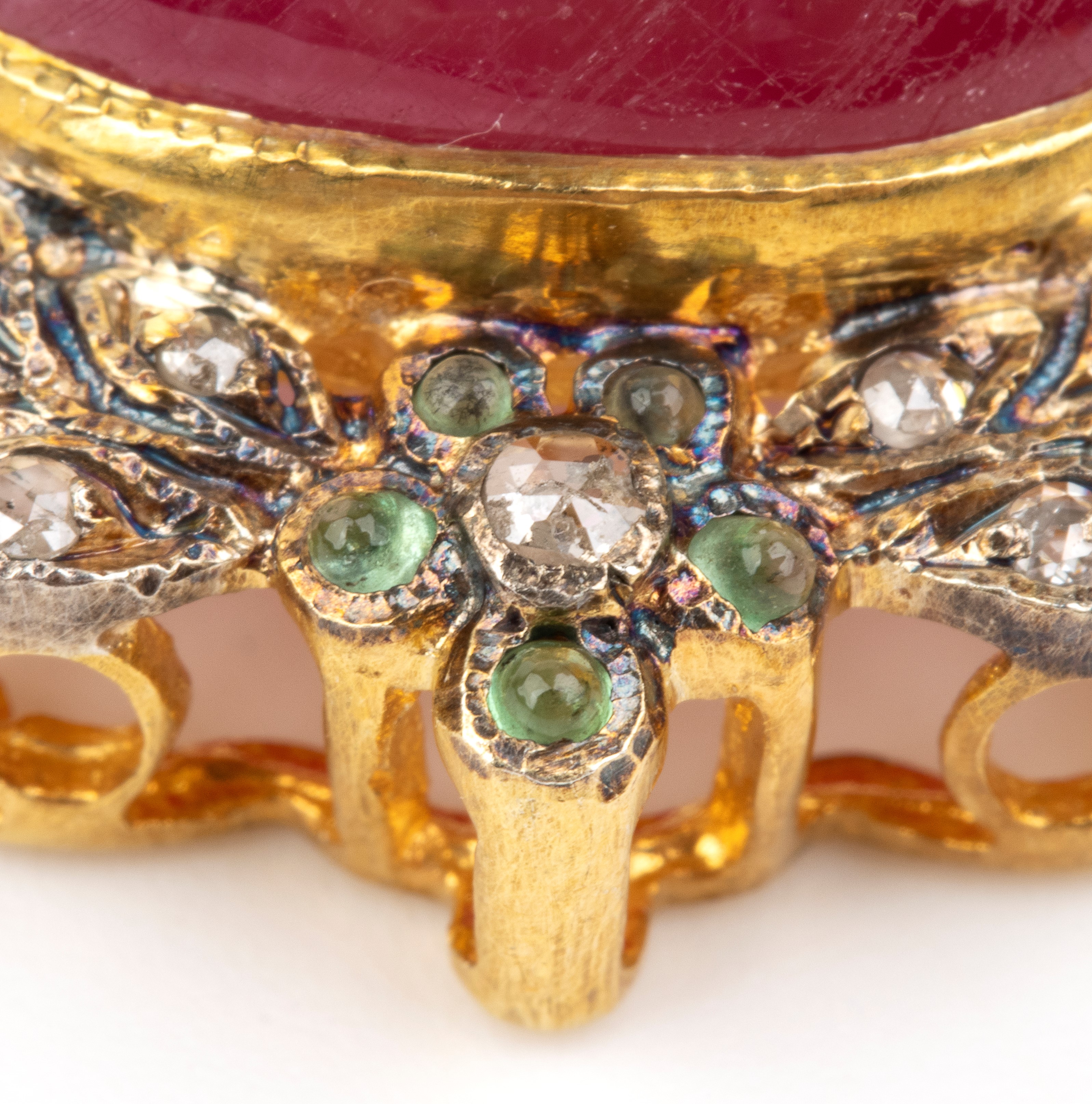 Pendente in argento dorato con rubino, diamanti e smeraldi, cabochon e pietre incastonate