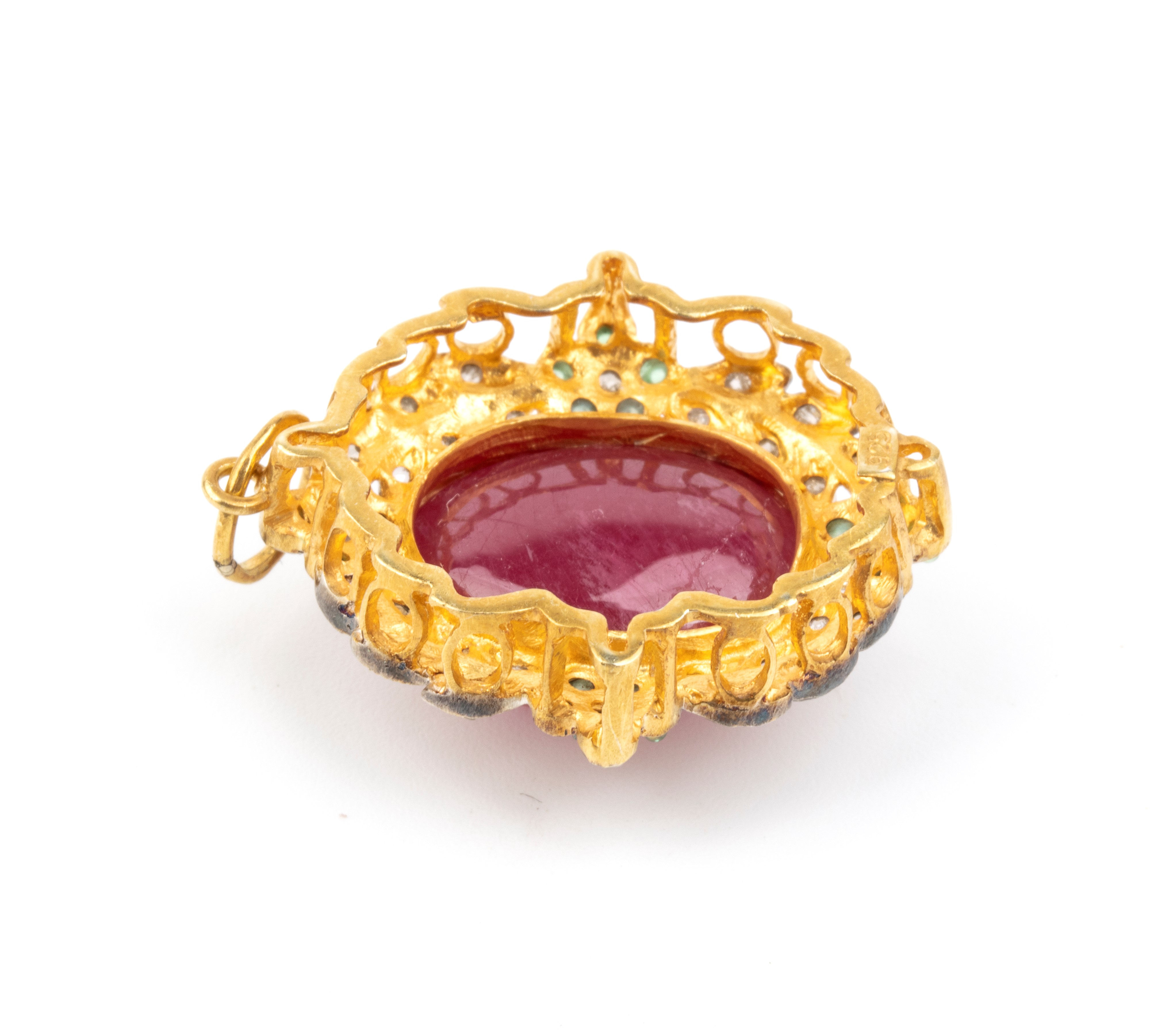 Pendente in argento dorato con rubino, diamanti e smeraldi, cabochon e pietre incastonate