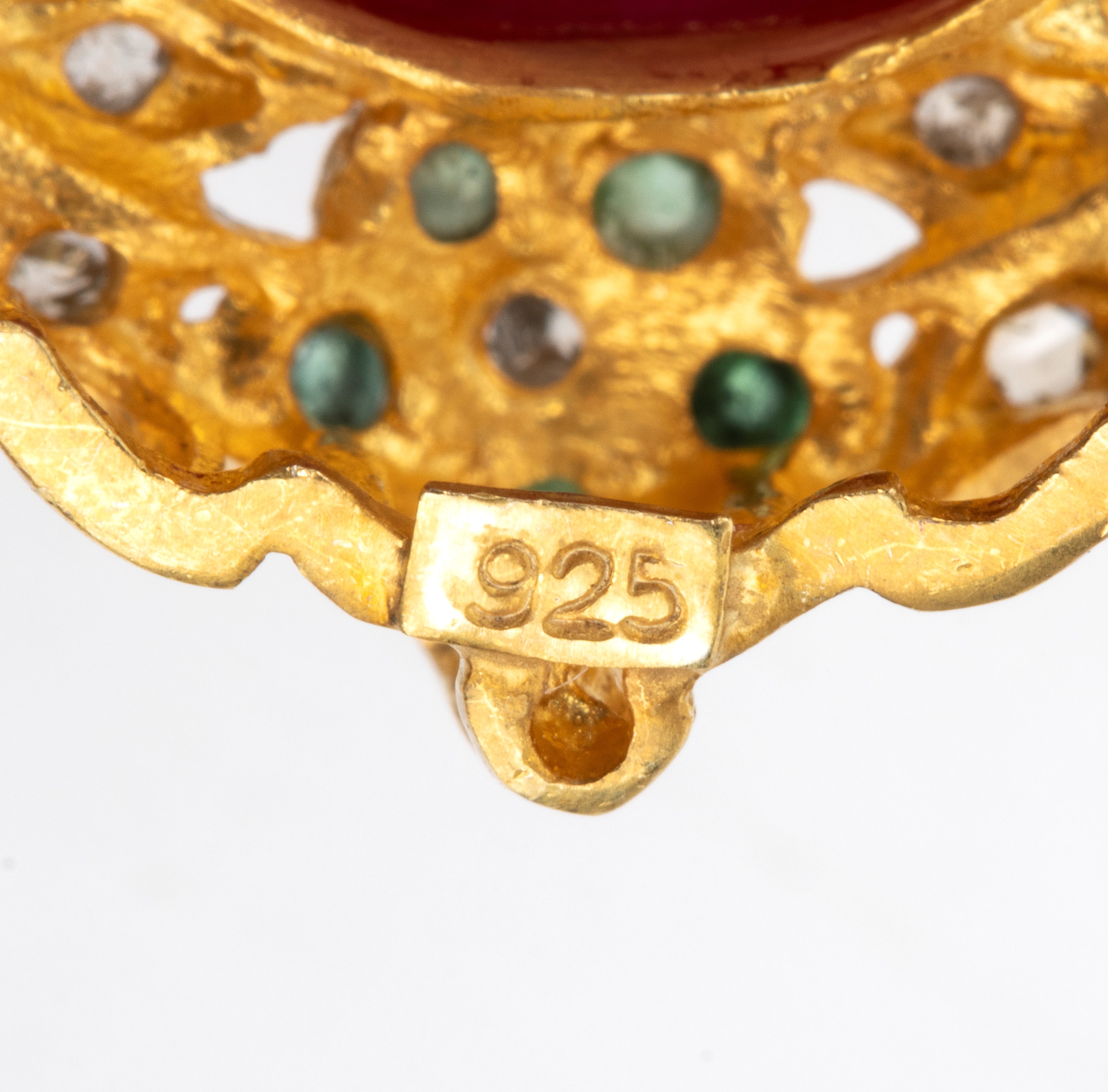 Pendente in argento dorato con rubino, diamanti e smeraldi, cabochon e pietre incastonate