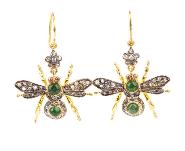 Paio di orecchini raffiguranti una coppia di insetti in argento smeraldi e diamanti