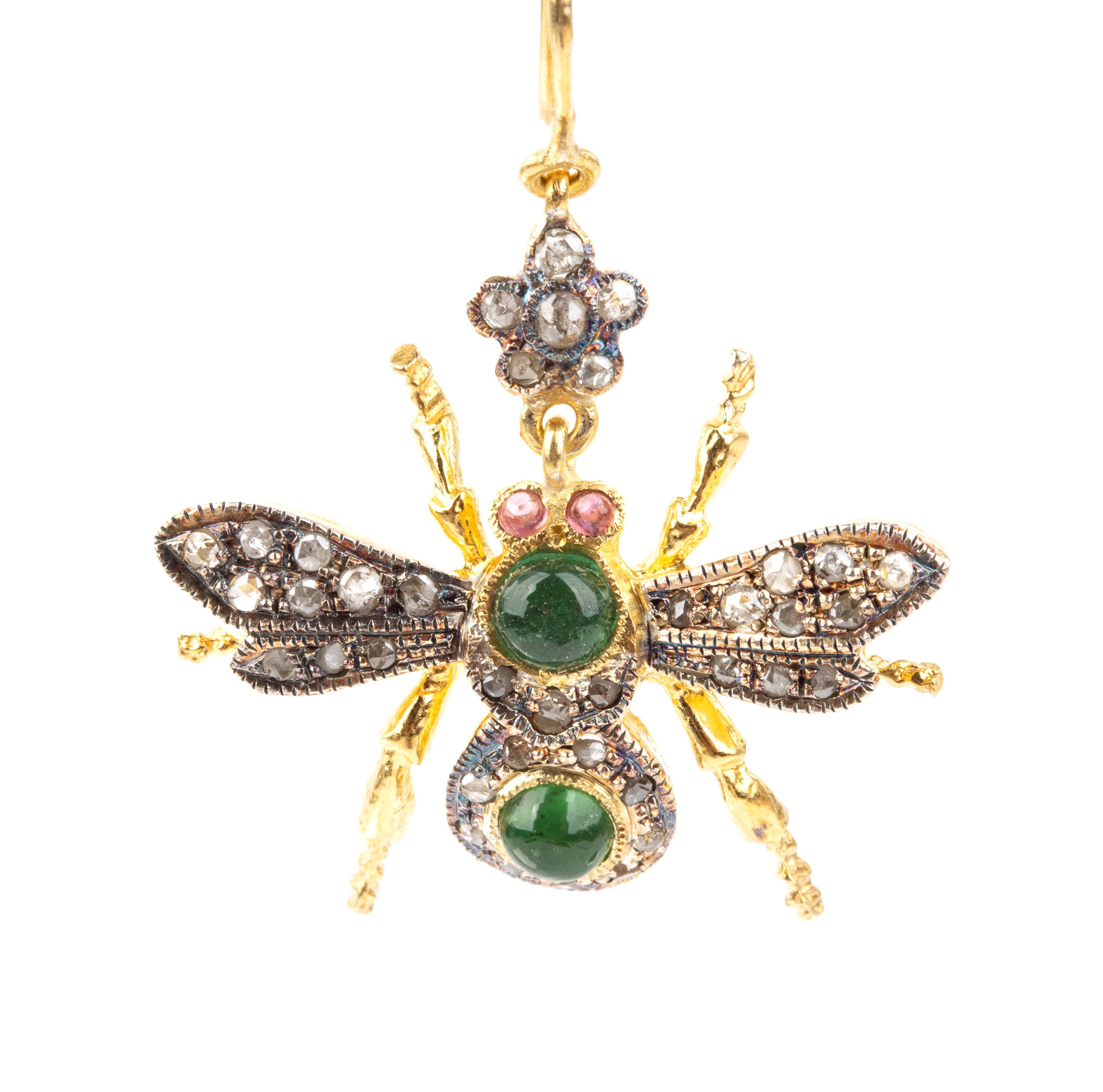 Paio di orecchini, insetti in argento dorato con smeraldi cabochon e diamanti
