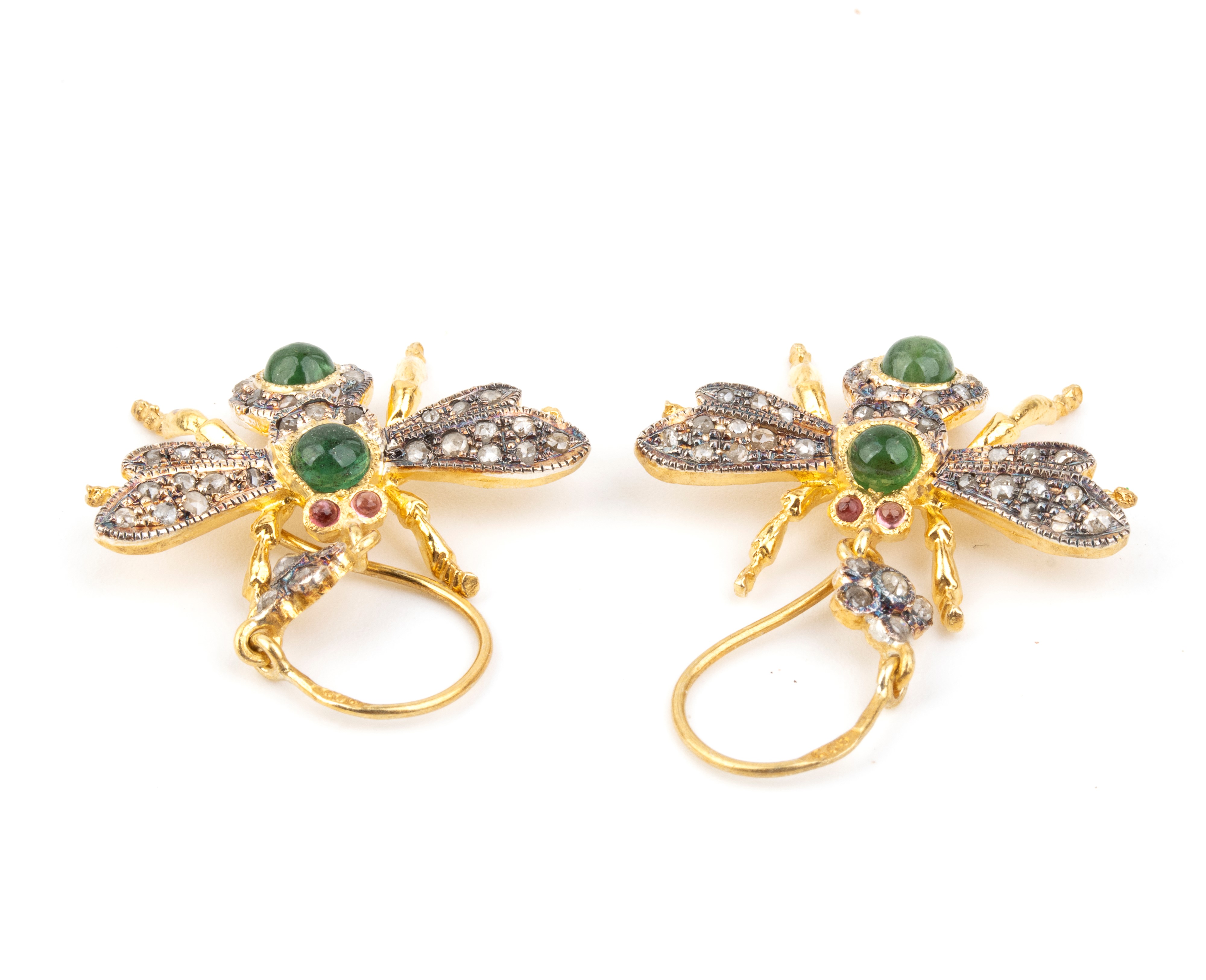 Paio di orecchini, insetti in argento dorato con smeraldi cabochon e diamanti