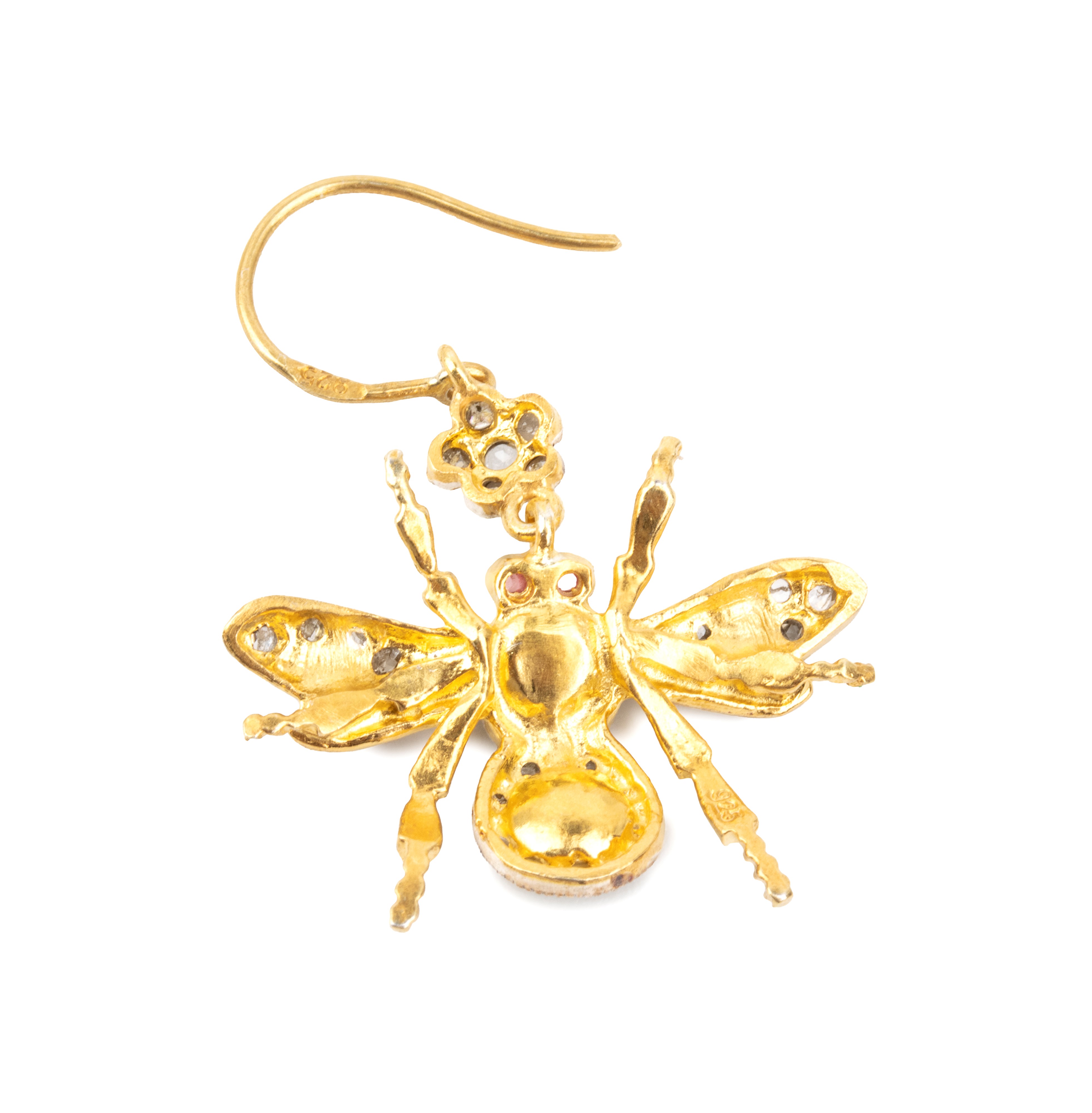 Paio di orecchini, insetti in argento dorato con smeraldi cabochon e diamanti
