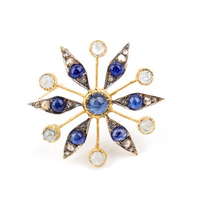 Spilla, motivo di fiore stilizzato in argento e oro giallo 14k, con zaffiri, pietra di luna e dia...