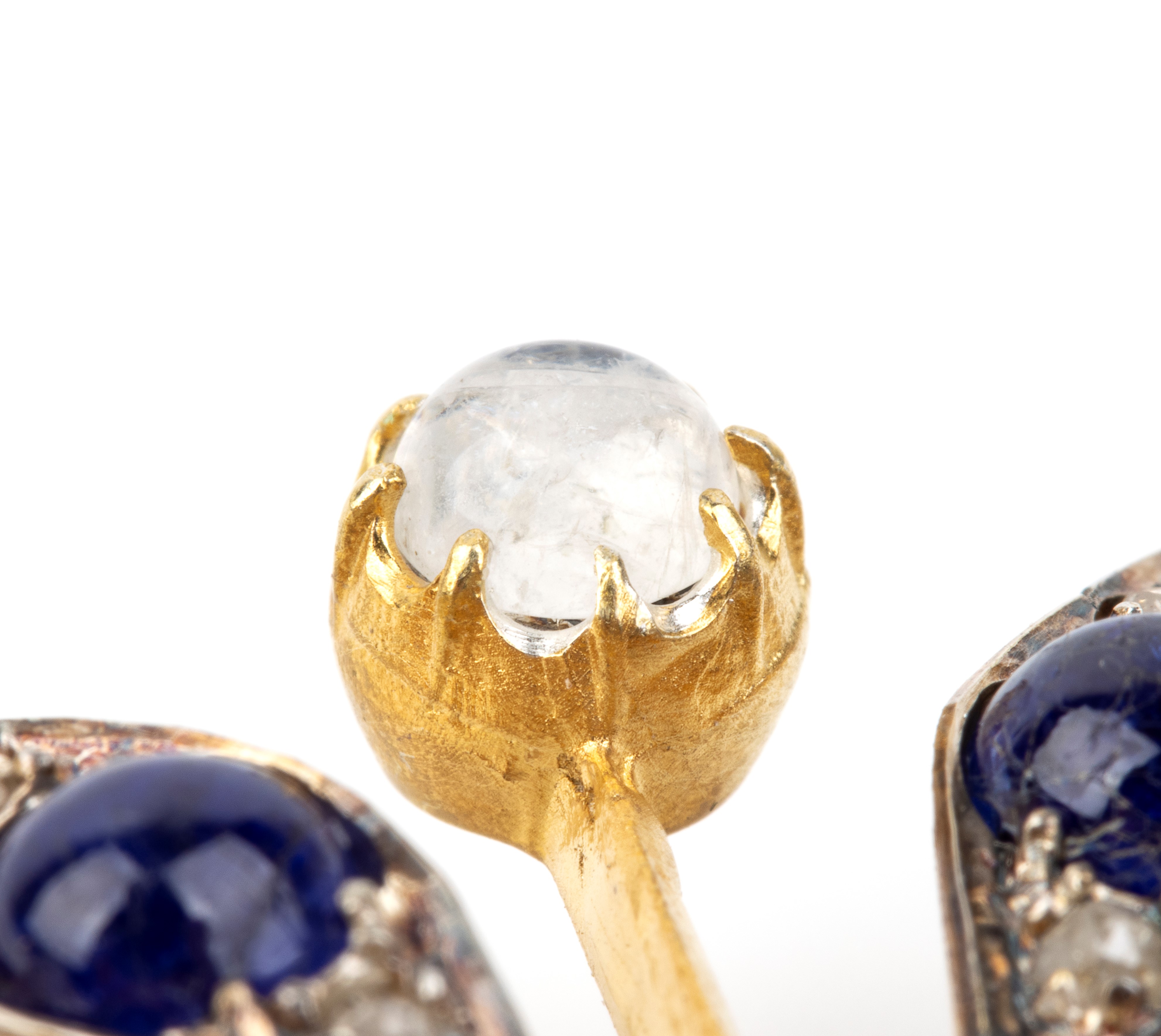 Spilla, motivo di fiore stilizzato in argento e oro giallo 14k, con zaffiri, pietra di luna e dia...