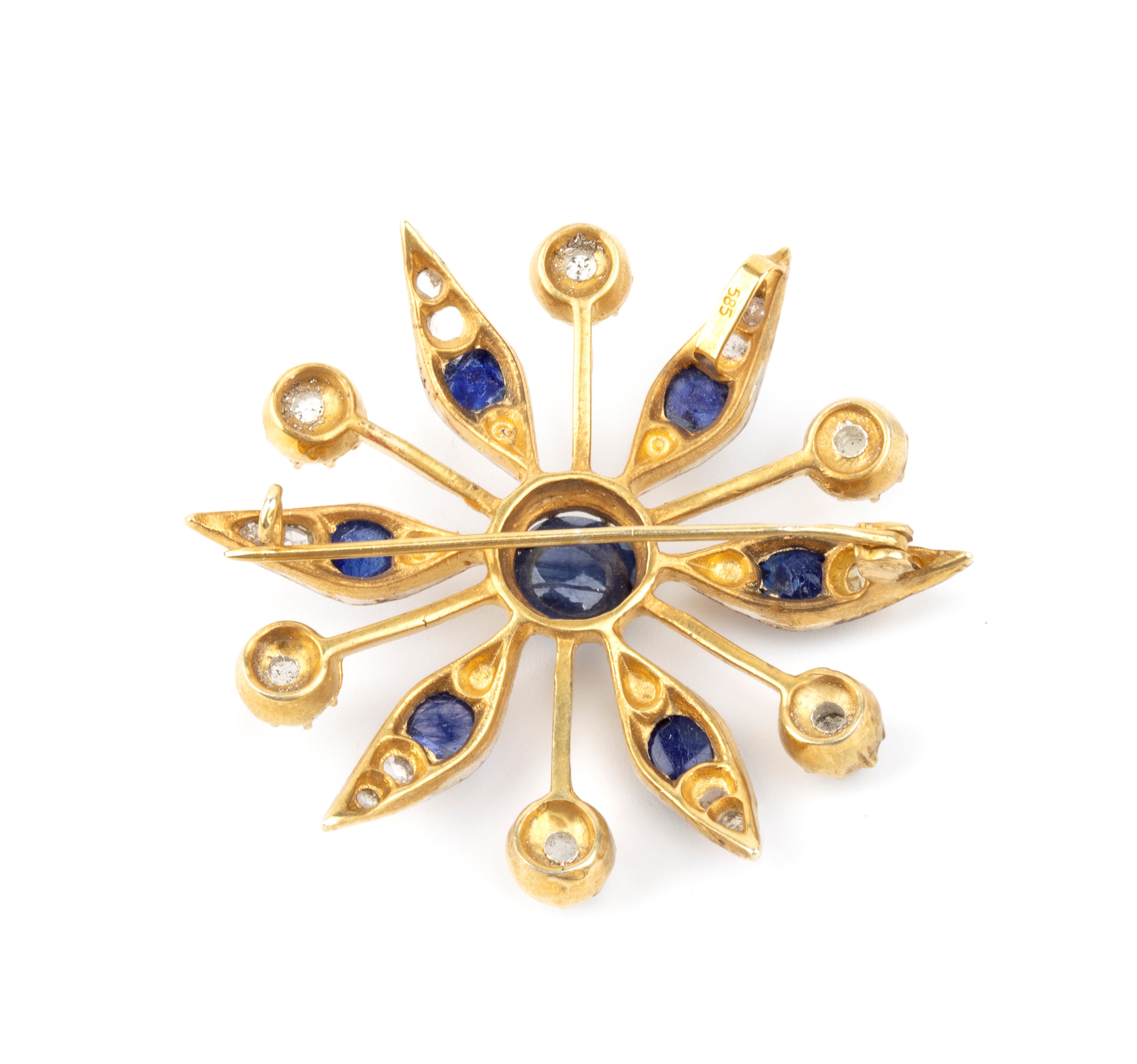 Spilla, motivo di fiore stilizzato in argento e oro giallo 14k, con zaffiri, pietra di luna e dia...