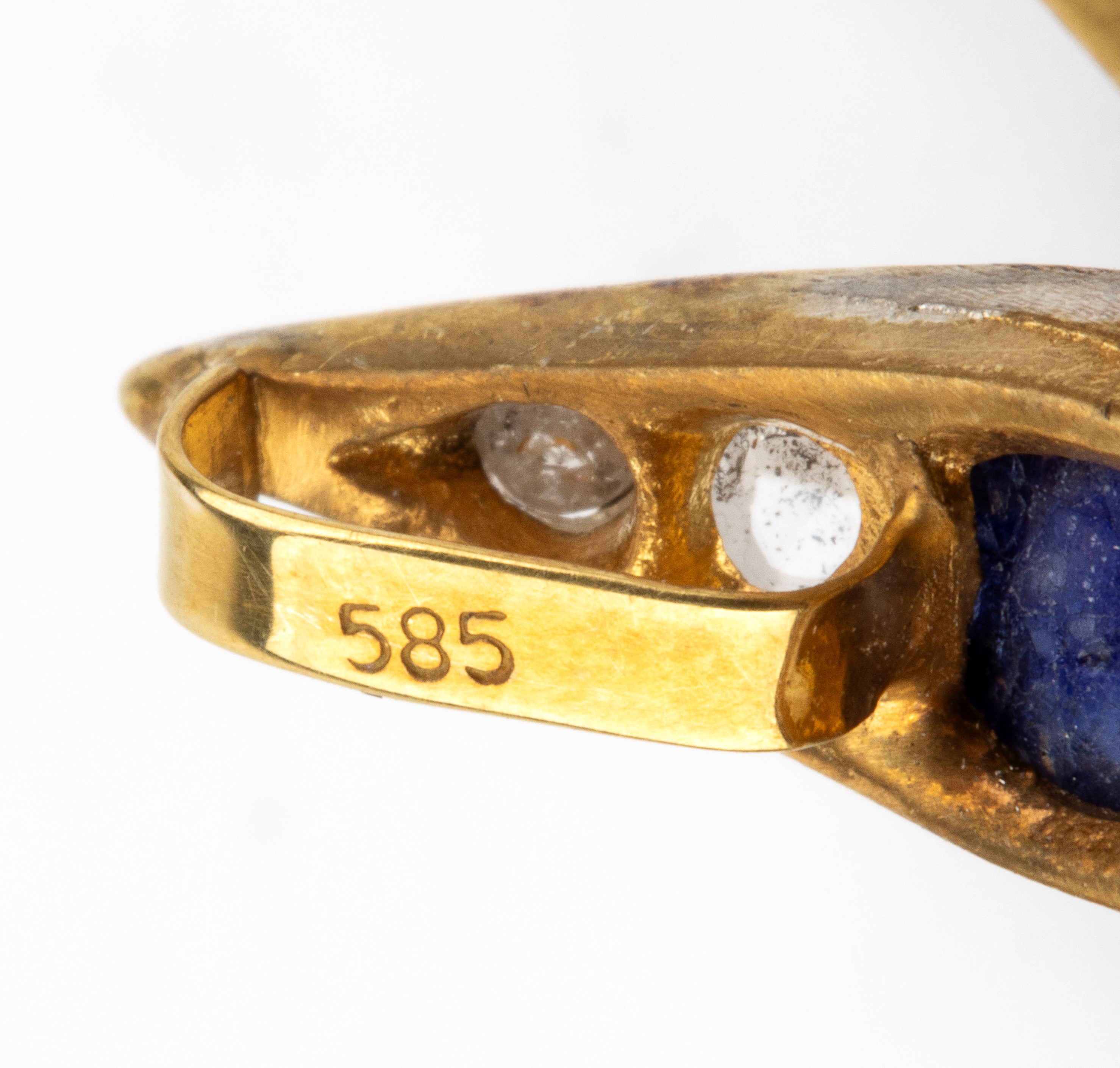 Spilla, motivo di fiore stilizzato in argento e oro giallo 14k, con zaffiri, pietra di luna e dia...