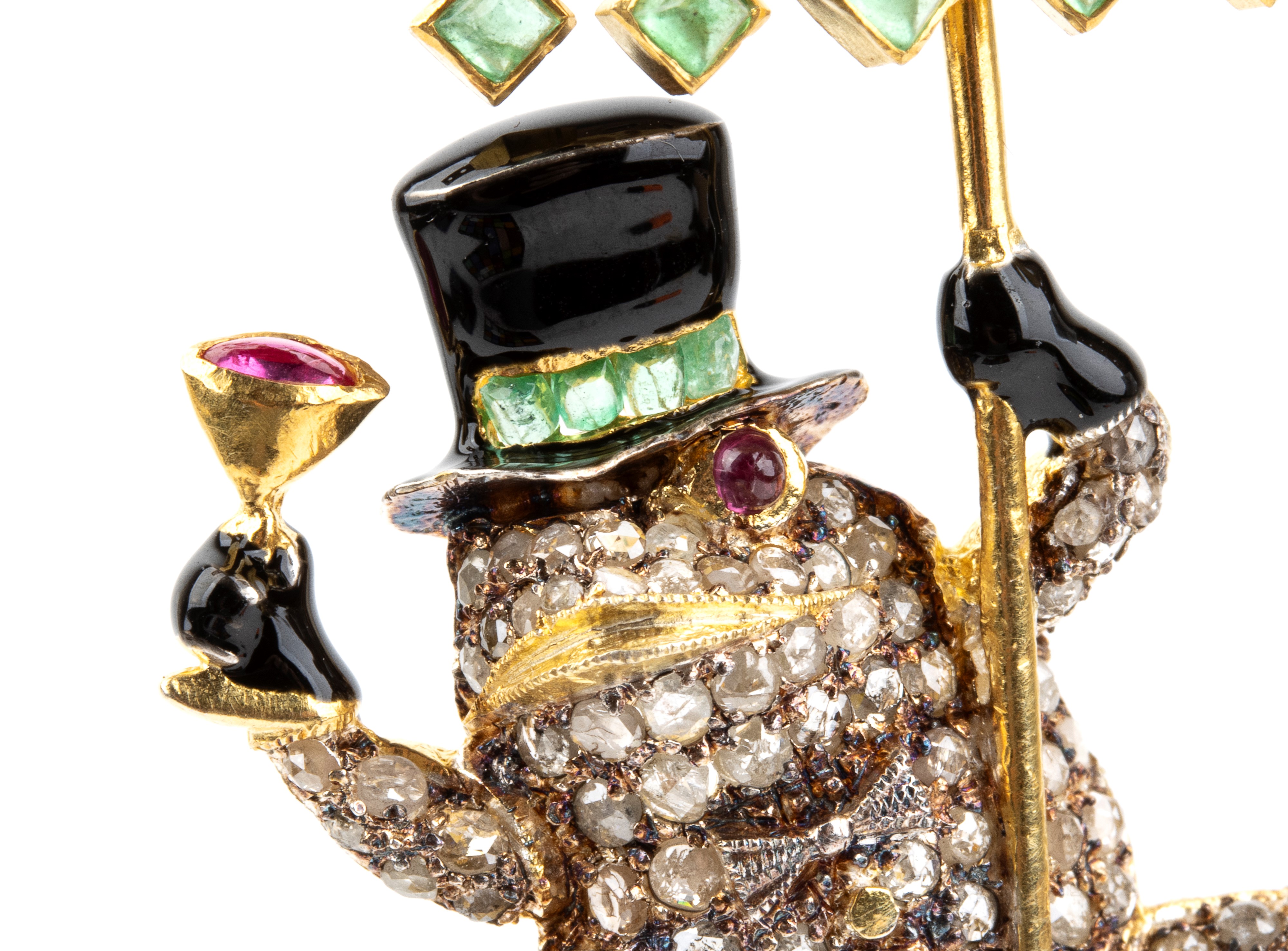 Spilla-pendente, corpo in argento dorato e oro giallo 14k, smalti neri, rubini, smeraldi e diaman...