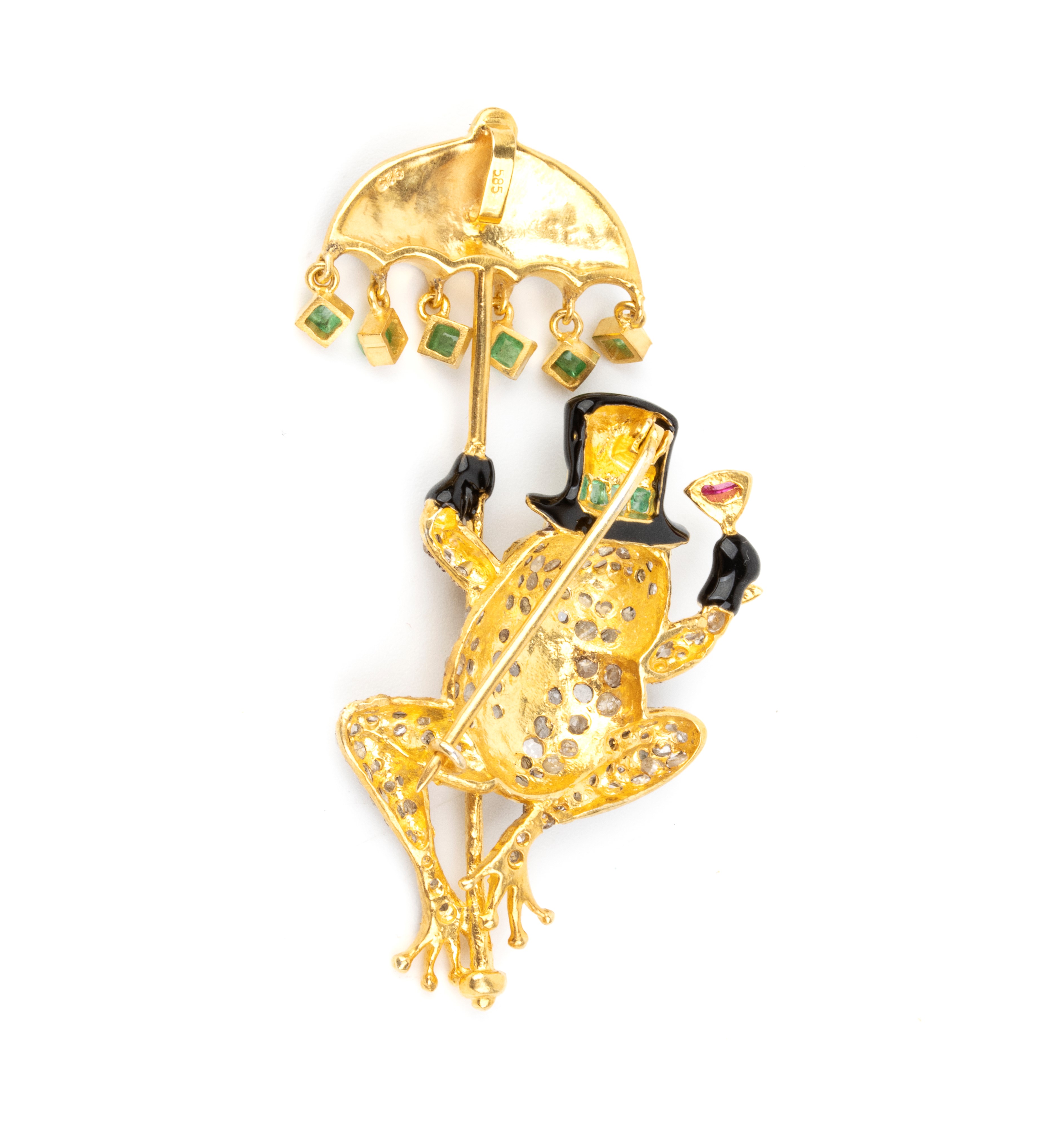 Spilla-pendente, corpo in argento dorato e oro giallo 14k, smalti neri, rubini, smeraldi e diaman...