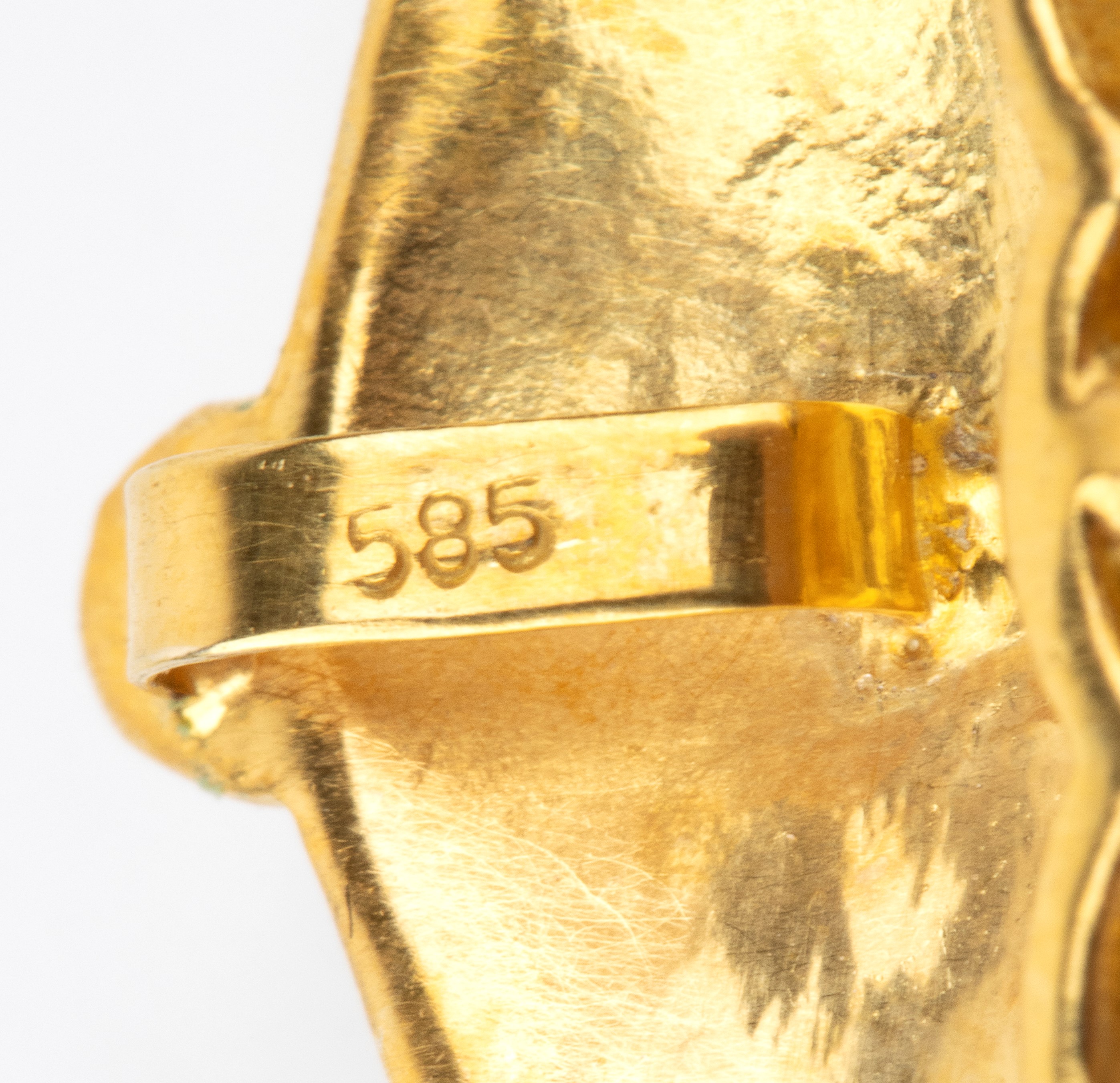 Spilla-pendente, corpo in argento dorato e oro giallo 14k, smalti neri, rubini, smeraldi e diaman...