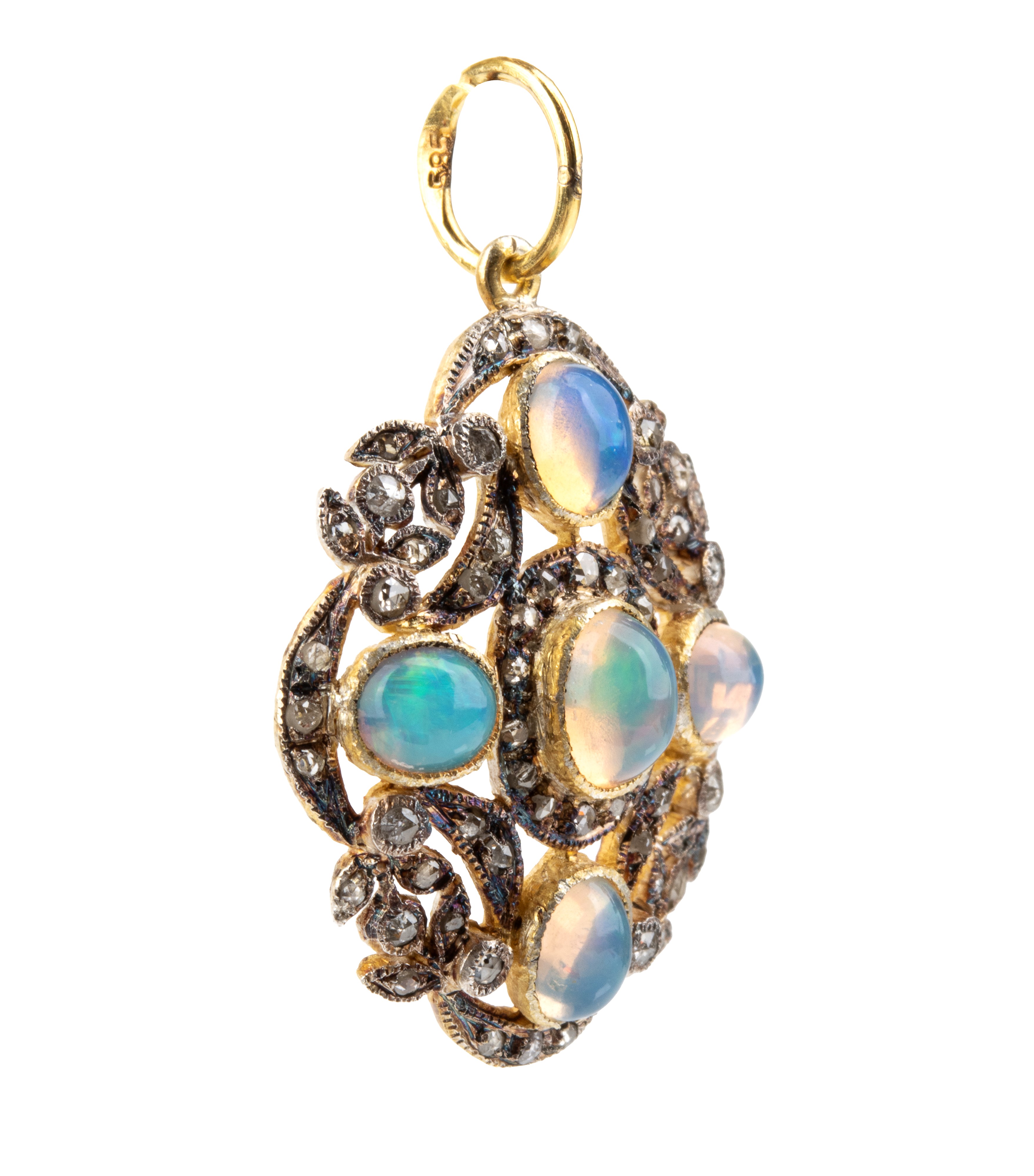 Pendente in argento dorato con opali cabochon e diamanti a rosa, motivo vegetale traforato