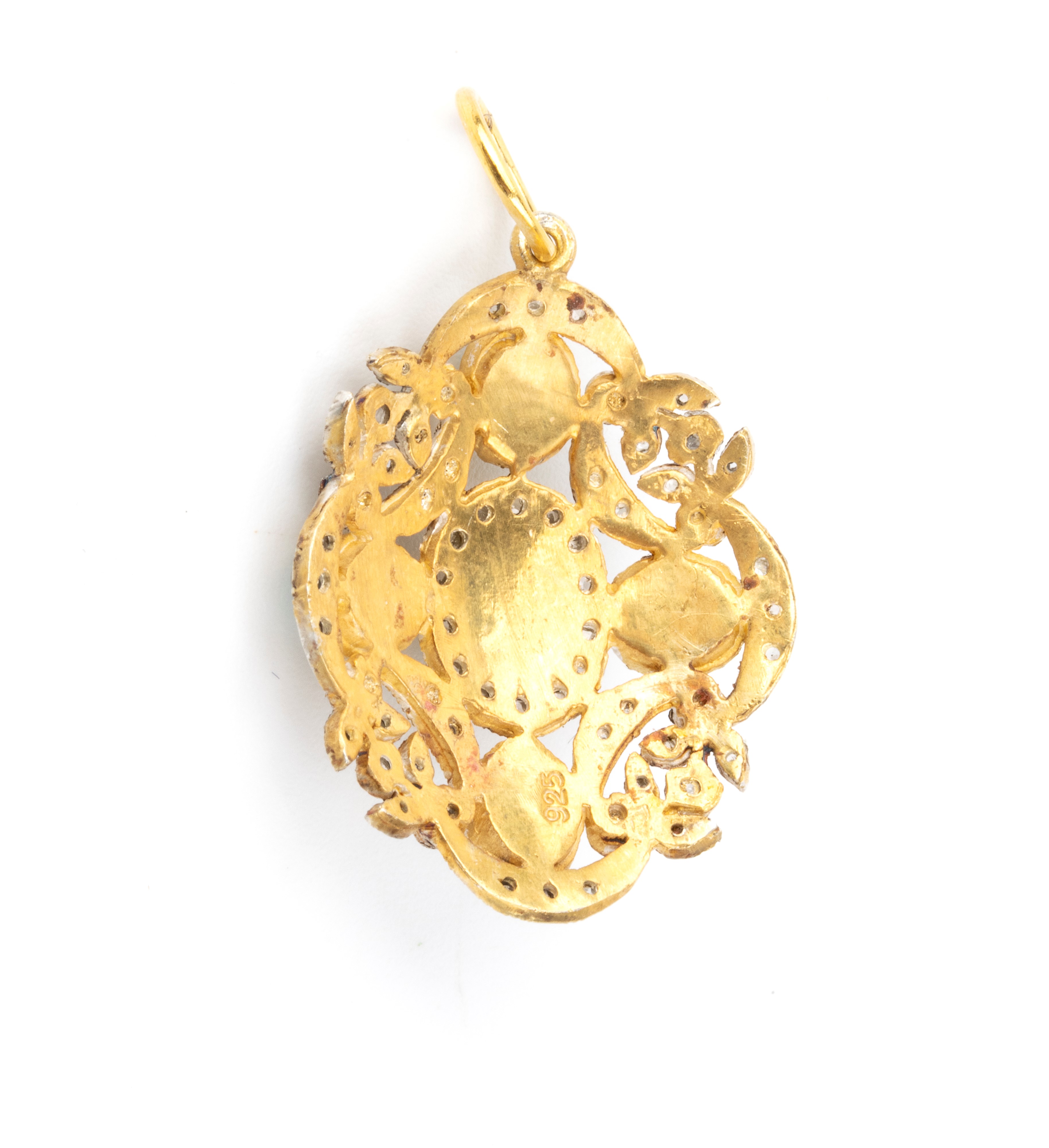 Pendente in argento dorato con opali cabochon e diamanti a rosa, motivo vegetale traforato