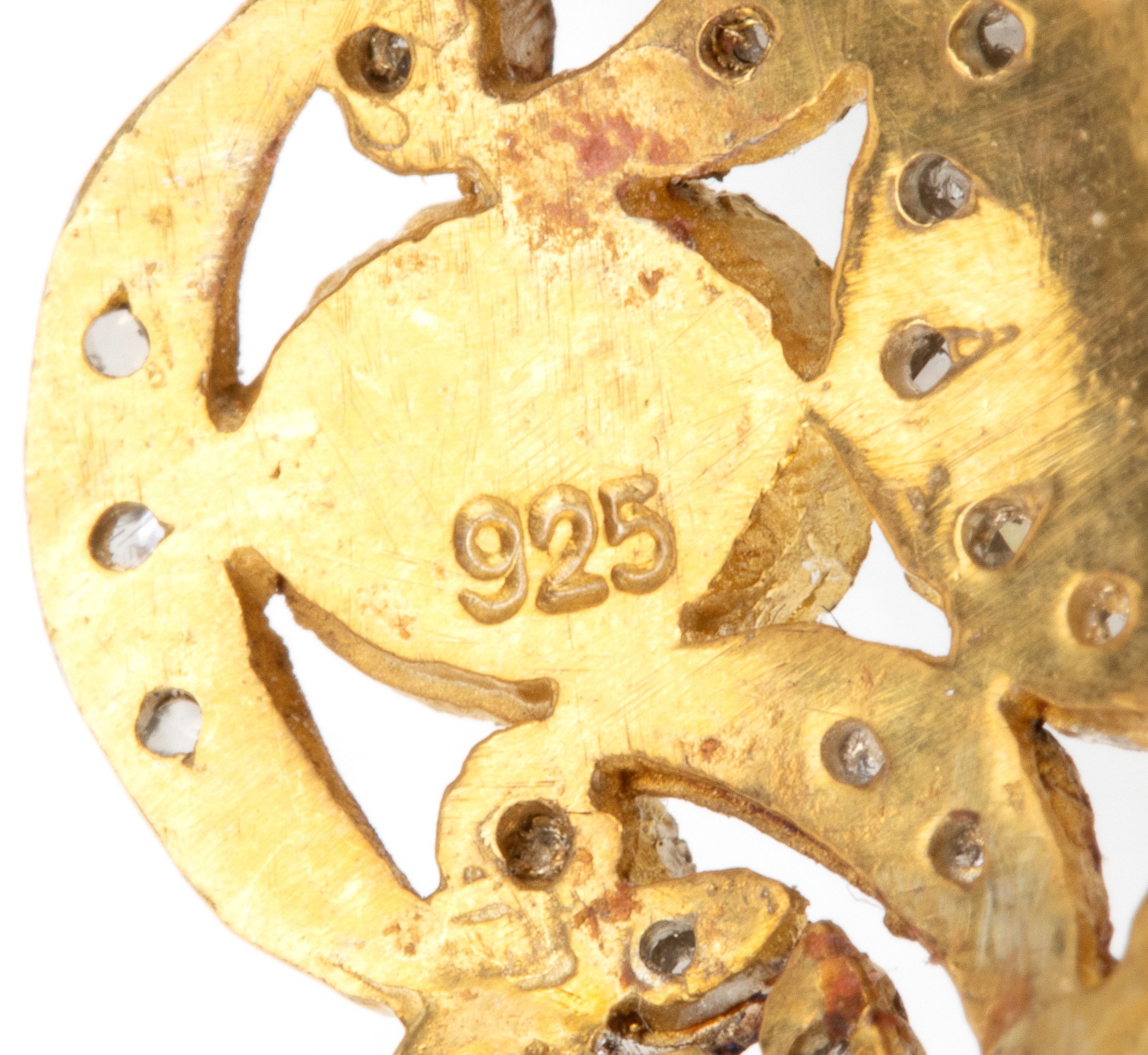 Pendente in argento dorato con opali cabochon e diamanti a rosa, motivo vegetale traforato