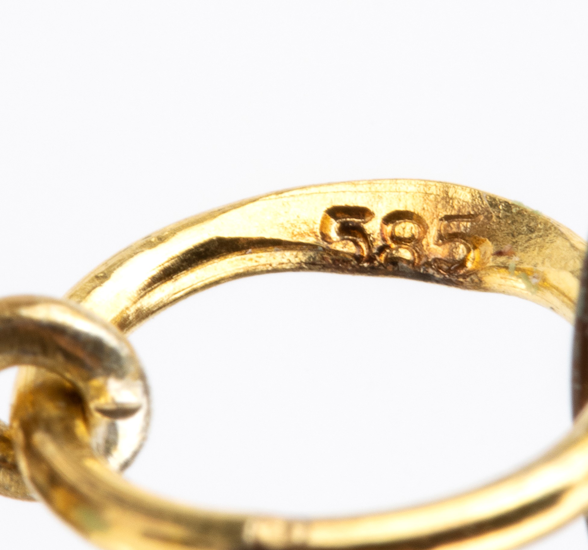 Pendente in argento dorato con opali cabochon e diamanti a rosa, motivo vegetale traforato