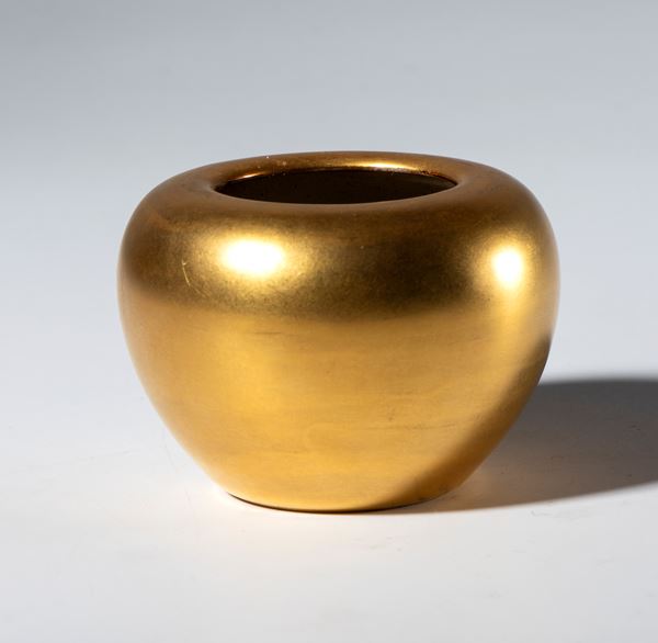 Small, low, gold-enamelled vase. China, 20th century.