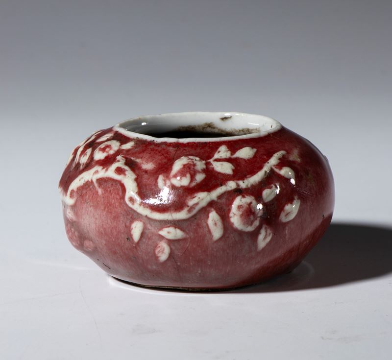 Piccolo vaso basso con decoro vegetale e smalto sangue di bue. Cina, XX secolo