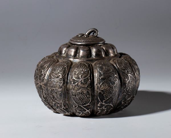 Contenitore con coperchio a forma di zucca con incisioni a tralci vegetali e animali. Metallo argentato. Cina,  periodo Repubblica (1912-1944)inizio XX secolo