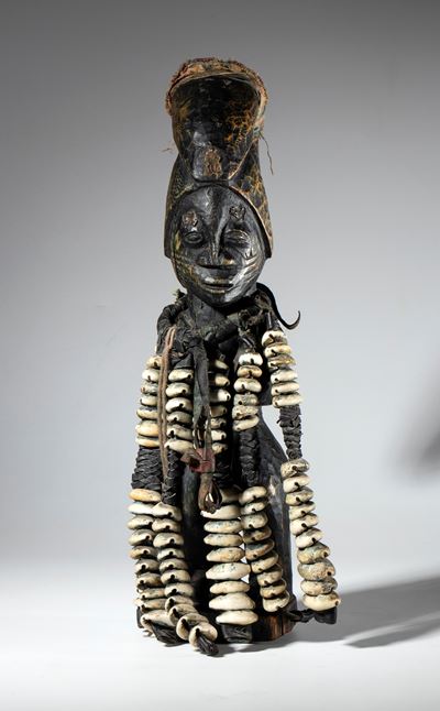 Eshu Elegba, feticcio in legno, stoffa e cauri (Africa, Nigeria, 1900 ca.)