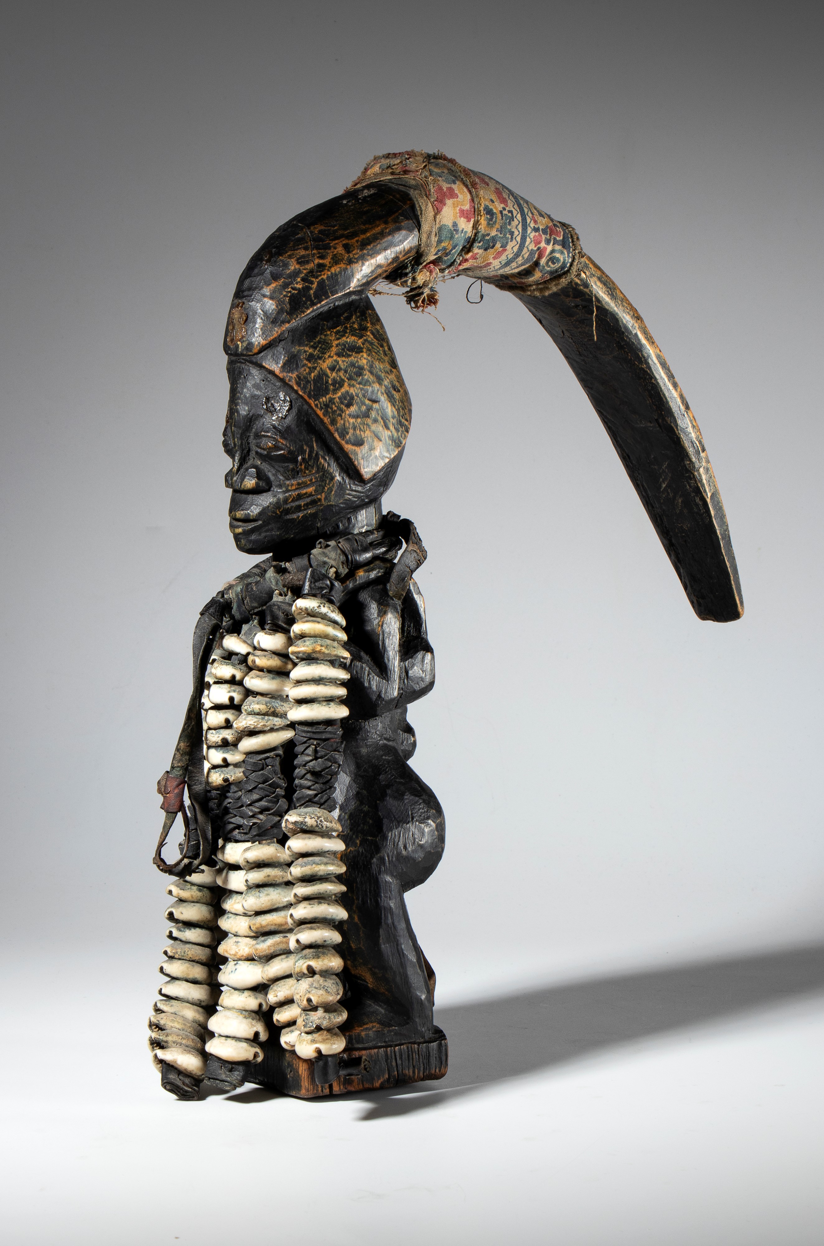 Eshu Elegba, feticcio in legno, stoffa e cauri (Africa, Nigeria, 1900 ca.)