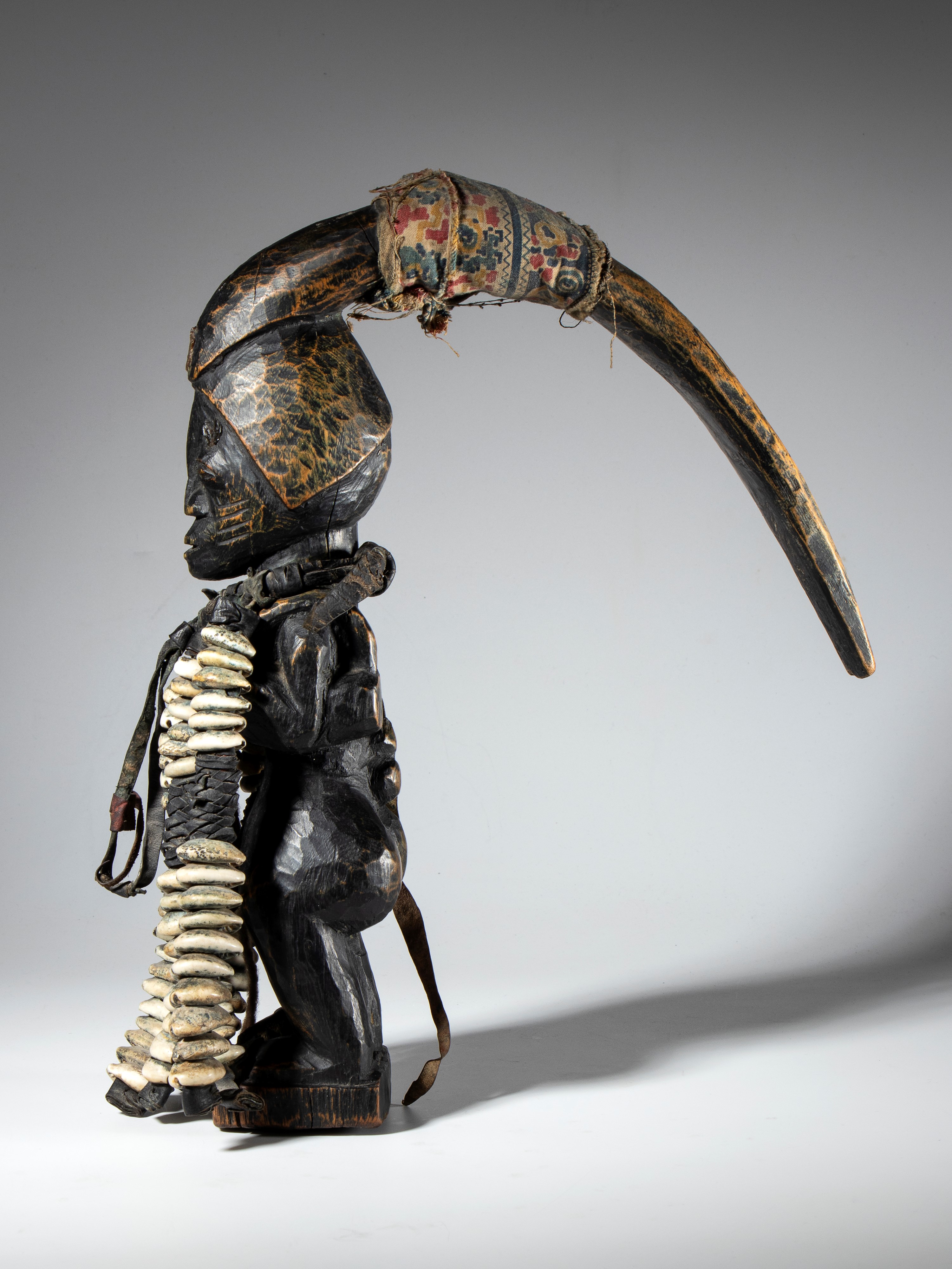 Eshu Elegba, feticcio in legno, stoffa e cauri (Africa, Nigeria, 1900 ca.)
