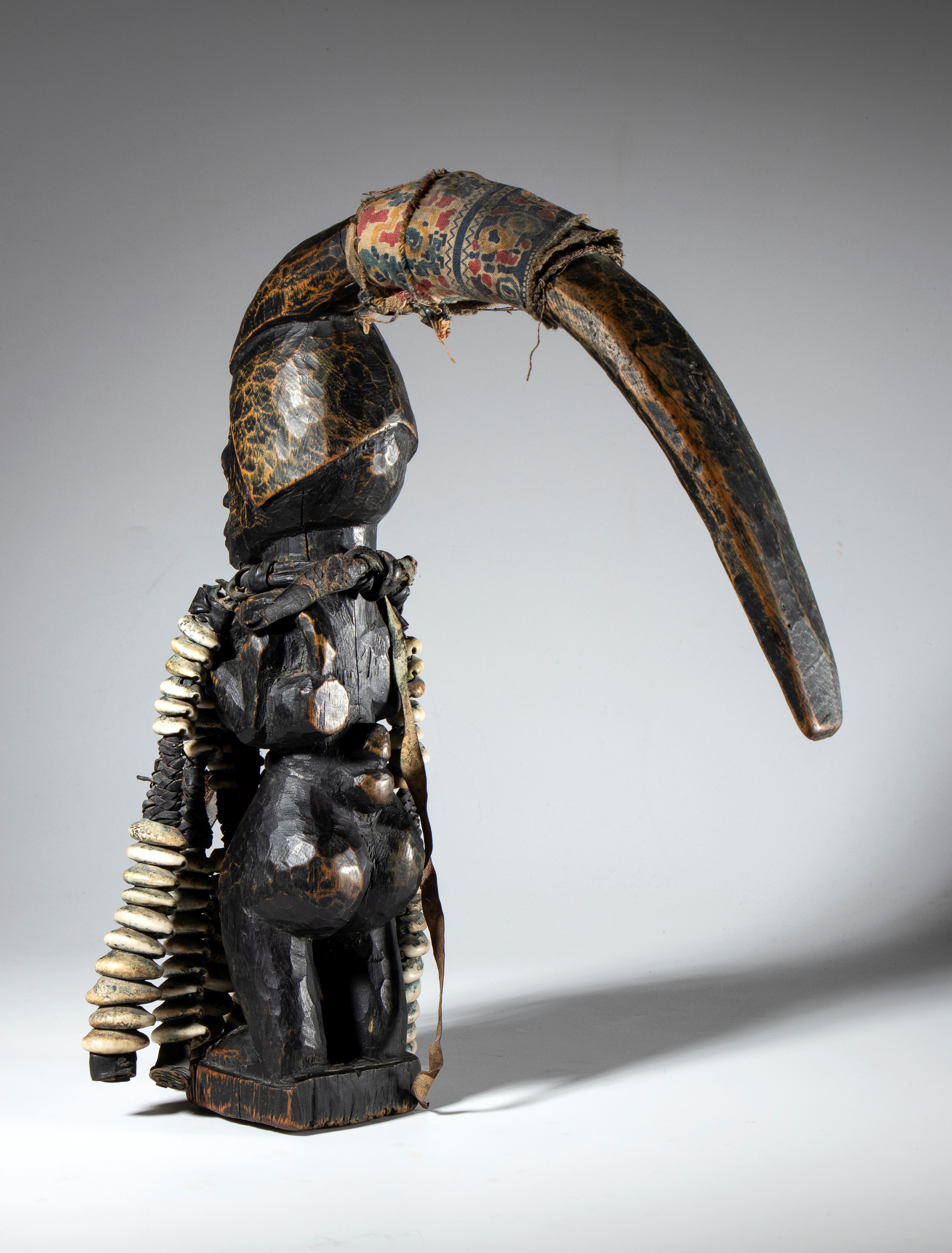 Eshu Elegba, feticcio in legno, stoffa e cauri (Africa, Nigeria, 1900 ca.)