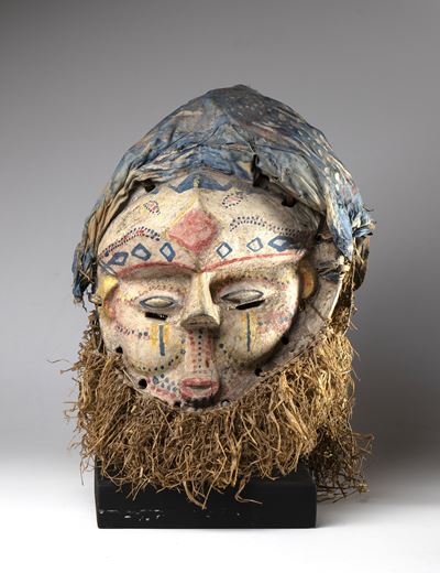 Maschera per riti di iniziazione della tribù Suku, legno dipinto, stoffa e fibra vegetale, Africa...