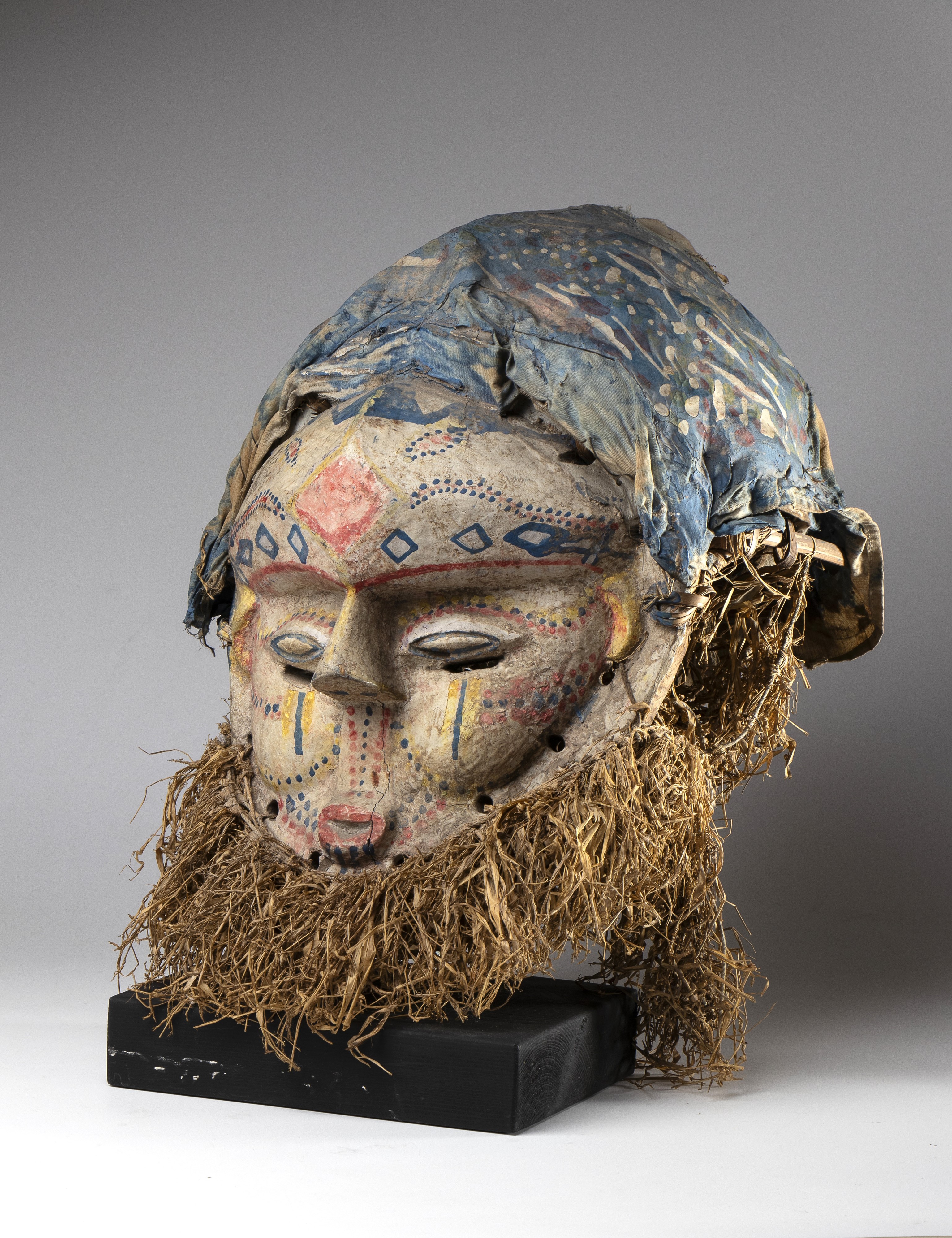 Maschera per riti di iniziazione della tribù Suku, legno dipinto, stoffa e fibra vegetale, Africa...