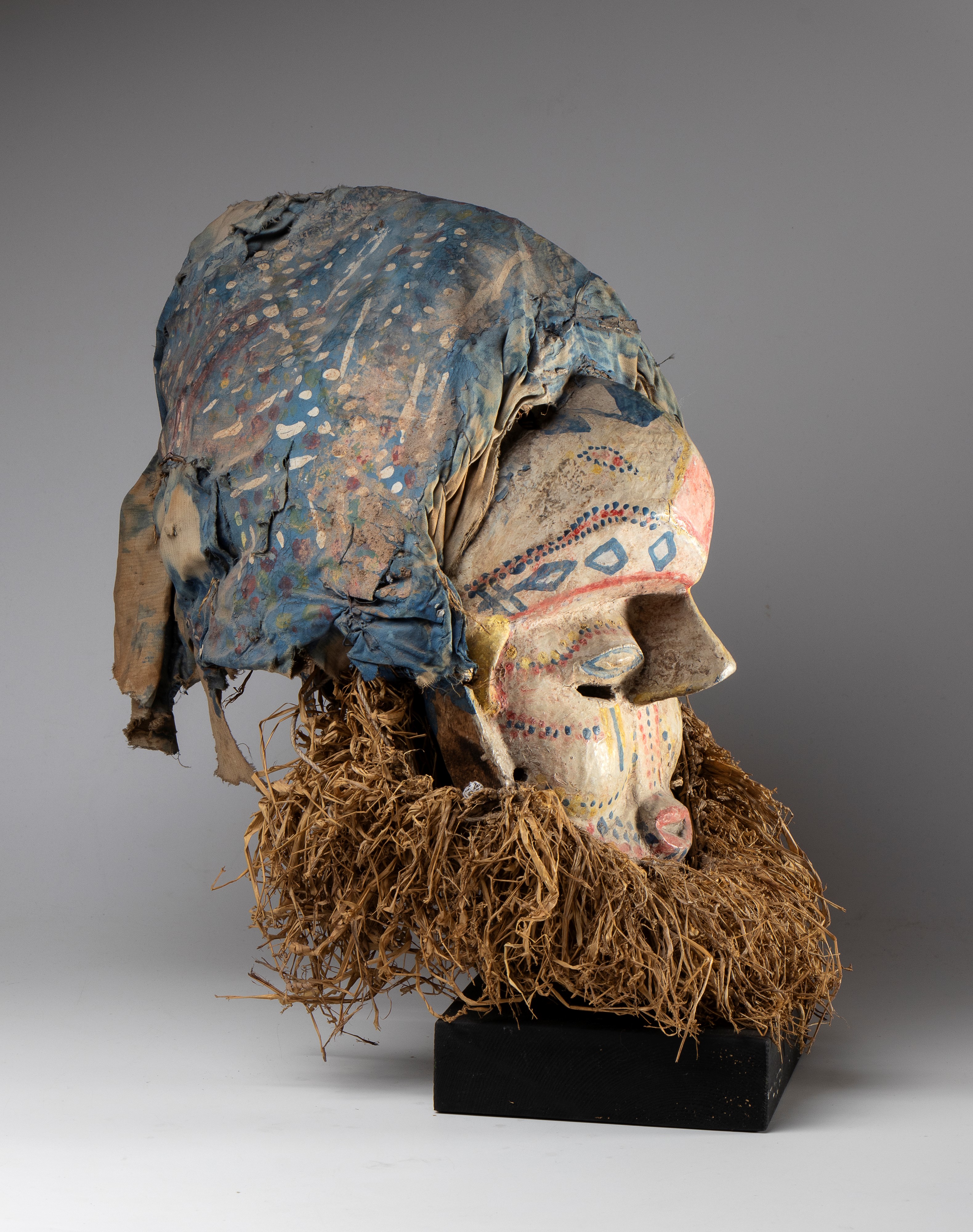 Maschera per riti di iniziazione della tribù Suku, legno dipinto, stoffa e fibra vegetale, Africa...