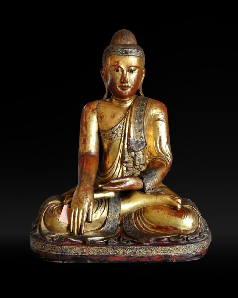 Figura di Buddha nella Posizione del Loto. Legno laccato e dorato con applicazioni in stucco e pa...