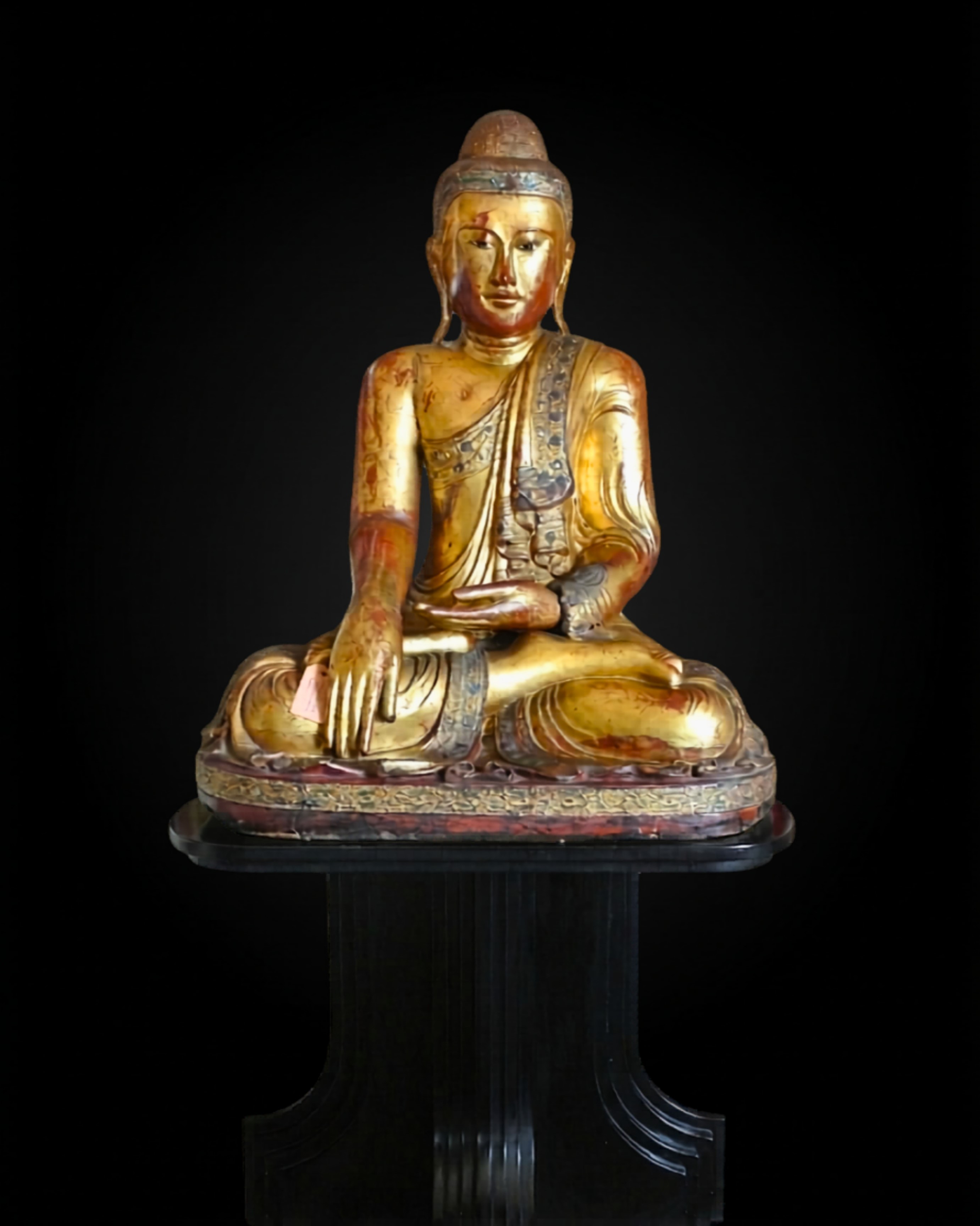 Figura di Buddha nella Posizione del Loto. Legno laccato e dorato con applicazioni in stucco e pa...